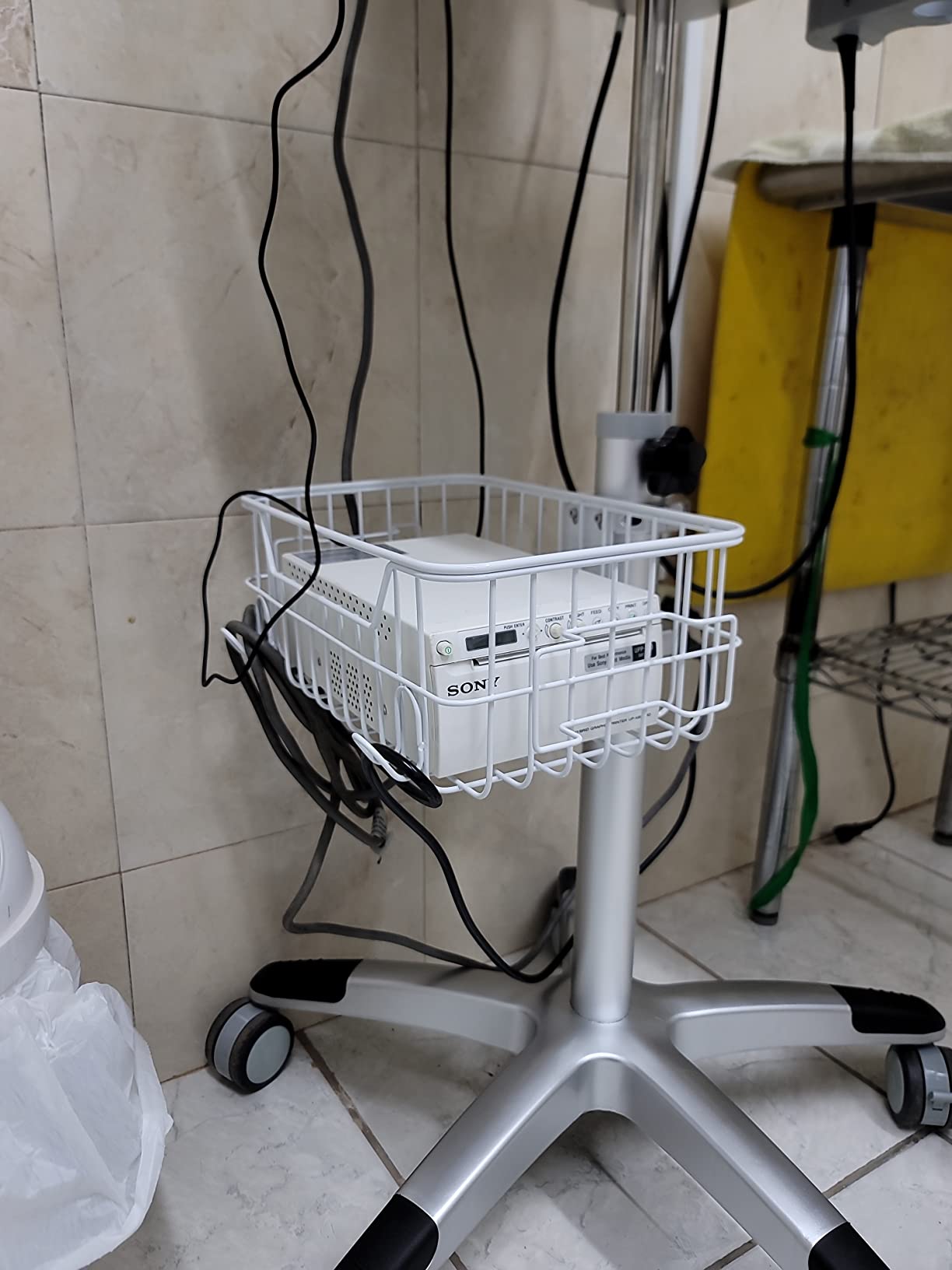 VEVOR Lab Trolley, Rolling Lab Cart with Built-in Socket, 3-Layer Metal Mobile Trolley, Tray Rolling Clinic Cart with Swivel Wheels, 220 lbs Weight Capacity customer photo 1