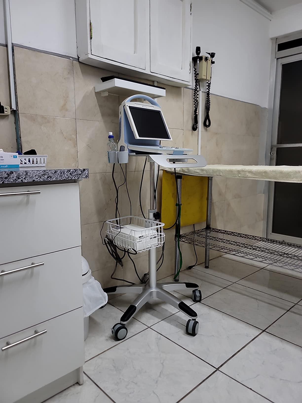VEVOR Lab Trolley, Rolling Lab Cart with Built-in Socket, 3-Layer Metal Mobile Trolley, Tray Rolling Clinic Cart with Swivel Wheels, 220 lbs Weight Capacity customer photo 2