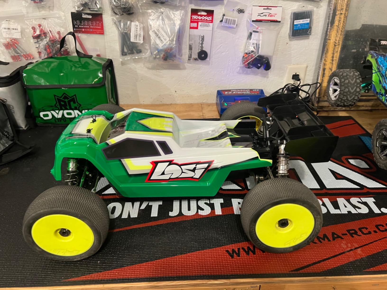 Losi 1/8 8IGHT-XTE 4S 4X4 RTR Brushless Race Truggy customer photo 1
