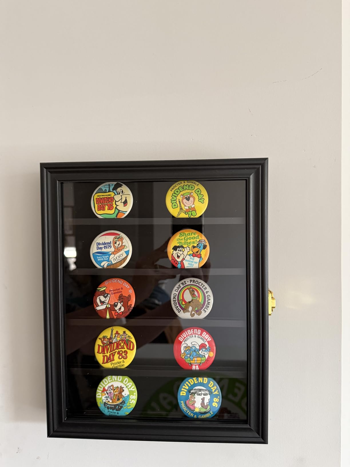Verani Medals Display Case - Military Challenge Coin Display Shadow Box - Pin Display Cabinet with Removable Shelves and Pinnable Background for Badges Ribbons Insignia Buttons Oversized Mahogany customer photo 2