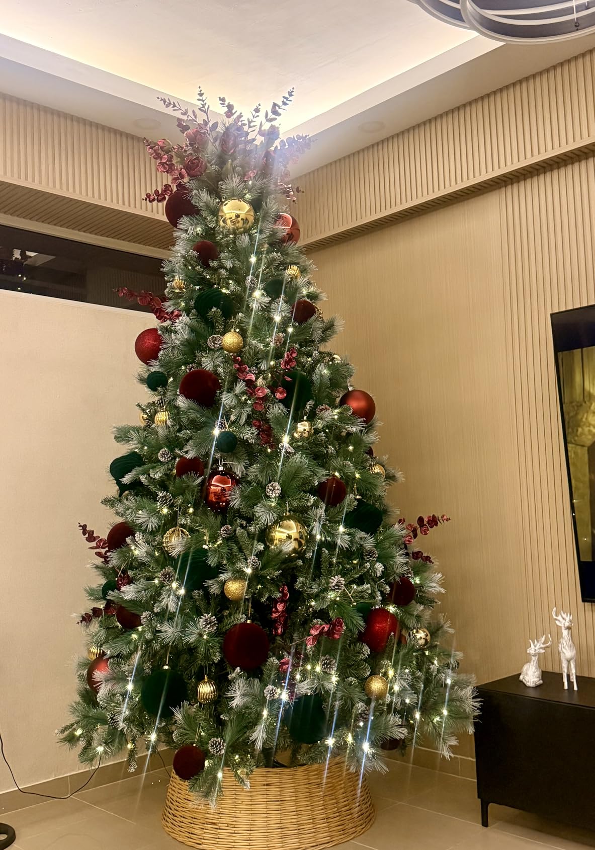 Best Choice Products 9ft Pre-Lit Scotch Pine Christmas Tree, Premium Pre-Decorated Artificial Holiday Decor w/ 2,020 Branch Tips, 2-in-1 White and Multicolor LED Lights customer photo 1