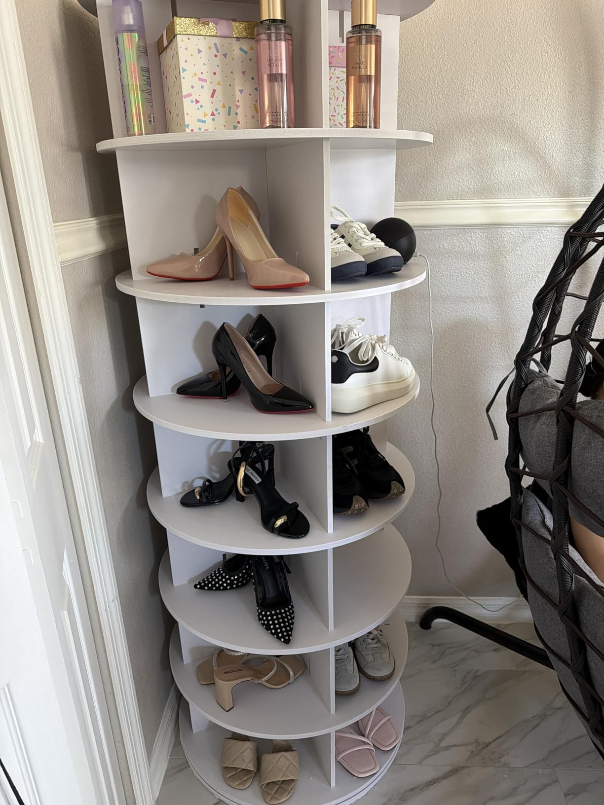 VEVOR 7 Tiers Rotating Shoe Rack Tower, 360° Spinning Shoe Rack, Revolving Storage Round Carousel Display, Freestanding Lazy Susan Organizer Display for Bedroom, Living Room, Entryway, Closet, White customer photo 2