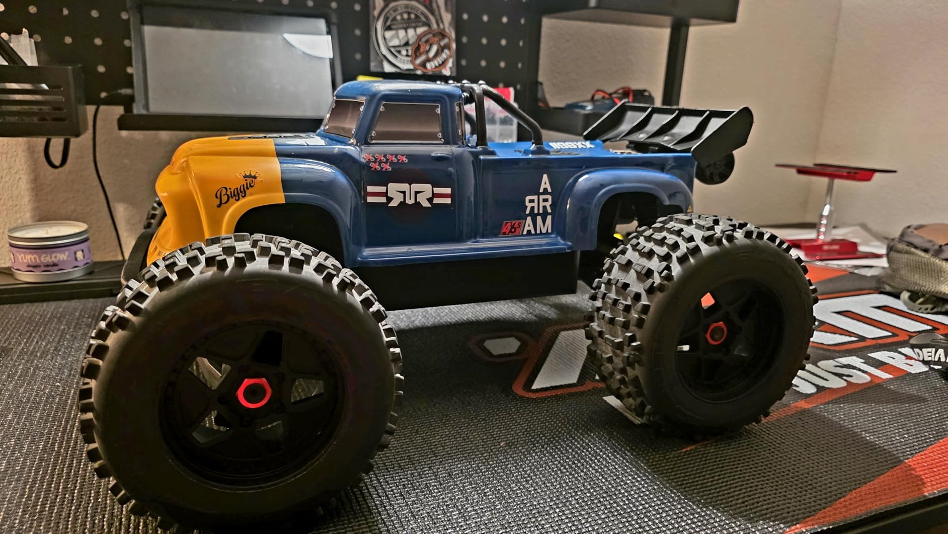 ARRMA RC Truck 1/8 Notorious 4X4 6S BLX Brushless V6 Stunt Truck RTR customer photo 2