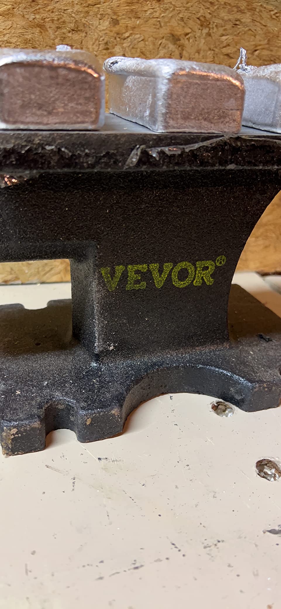 VEVOR Single Horn Anvil, 116 lbs Cast Steel Anvil, High Hardness Rugged Round Horn Anvil for Blacksmiths, with Large Countertop and Stable Base, Metal Working Tool for Metal Bending, Shaping, Twisting customer photo 1