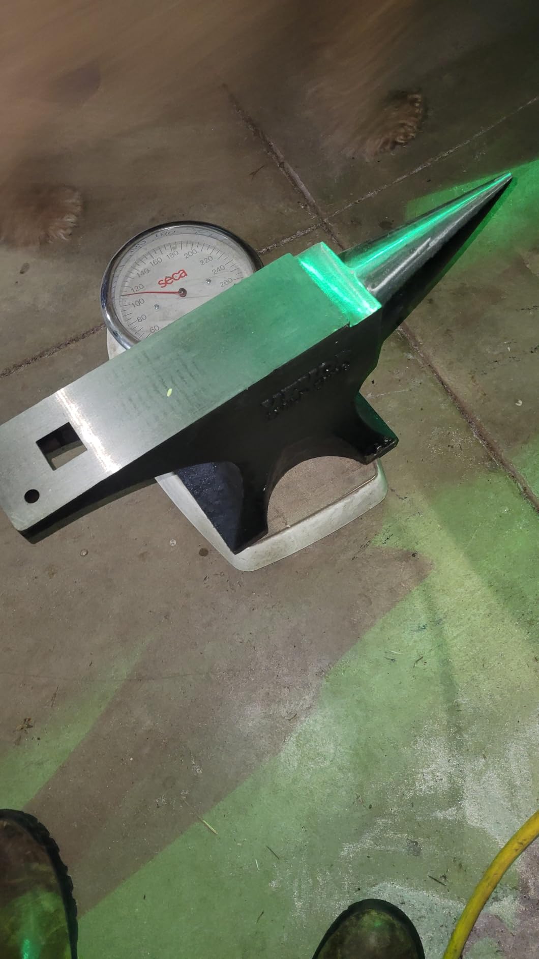 VEVOR Single Horn Anvil, 116 lbs Cast Steel Anvil, High Hardness Rugged Round Horn Anvil for Blacksmiths, with Large Countertop and Stable Base, Metal Working Tool for Metal Bending, Shaping, Twisting customer photo 2
