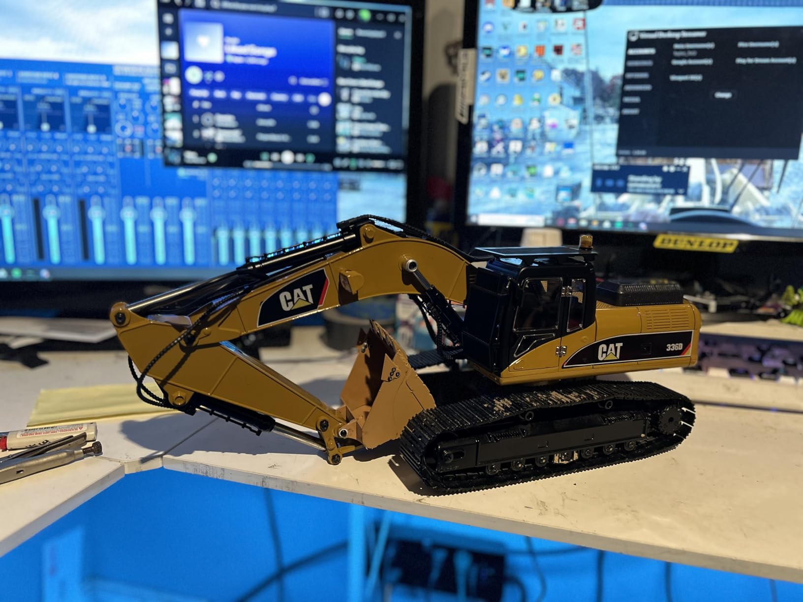 HUINA Upgrade 580 1:14 Metal RC Excavator RC Bagger Model Engineering Vehicle Electric Ball Grabber 360 Rotating Shear Claw Sound Lights customer photo 1