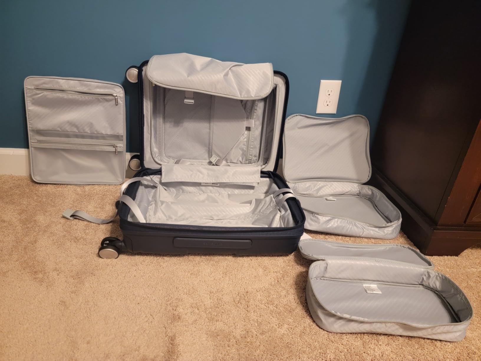 TUMI Paralux Global Carry-On Luggage - Innovative Design - Quick Access Front Pocket - Dual Suspension Wheel Technology - TSA Lock - Expandable - Includes Removable Packing Cubes - Black customer photo 1
