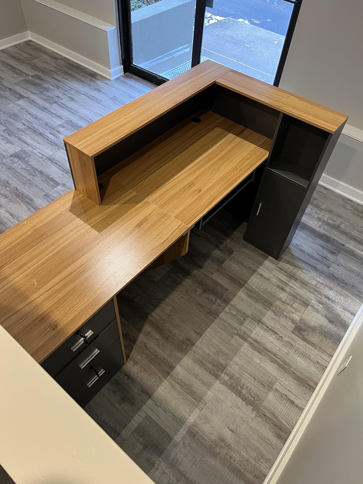 L-Shaped Reception Desk with Lockable Drawers, Adjustable File Cabinet & Keyboard Tray, Modern Front Counter for Office, Salon, or Lobby (Left-L Natural Wood/Slate Gray, 70.9''L x 23.6''W x 41.3''H) customer photo 1