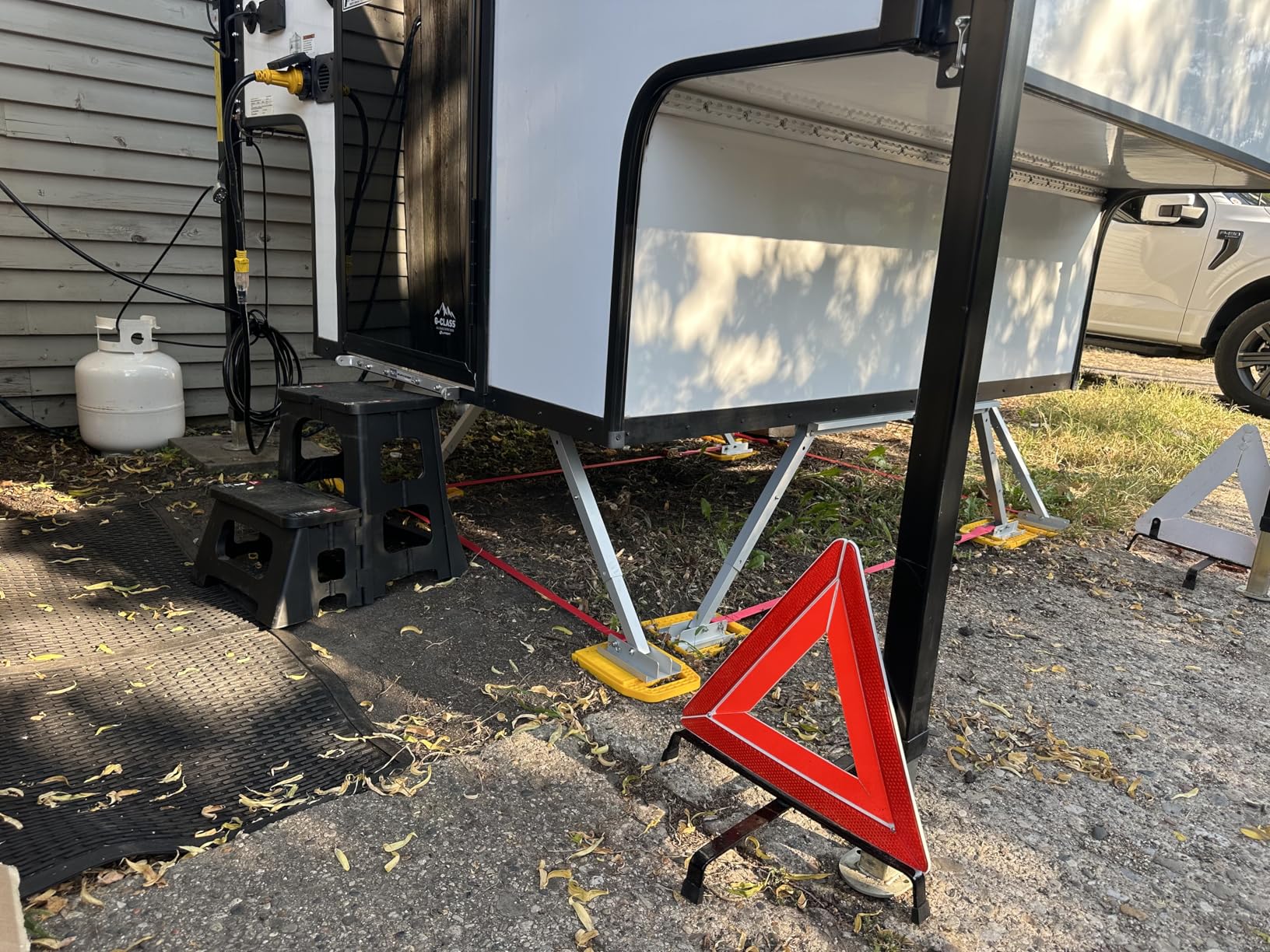 Camco RV Stabilizing Jack Pads - Features Interlocking Design & Includes Handy Strap for RV Storage and Organization - Molded of Strong UV Stabilized Polypropylene - 4-Pack (44595) customer photo 1