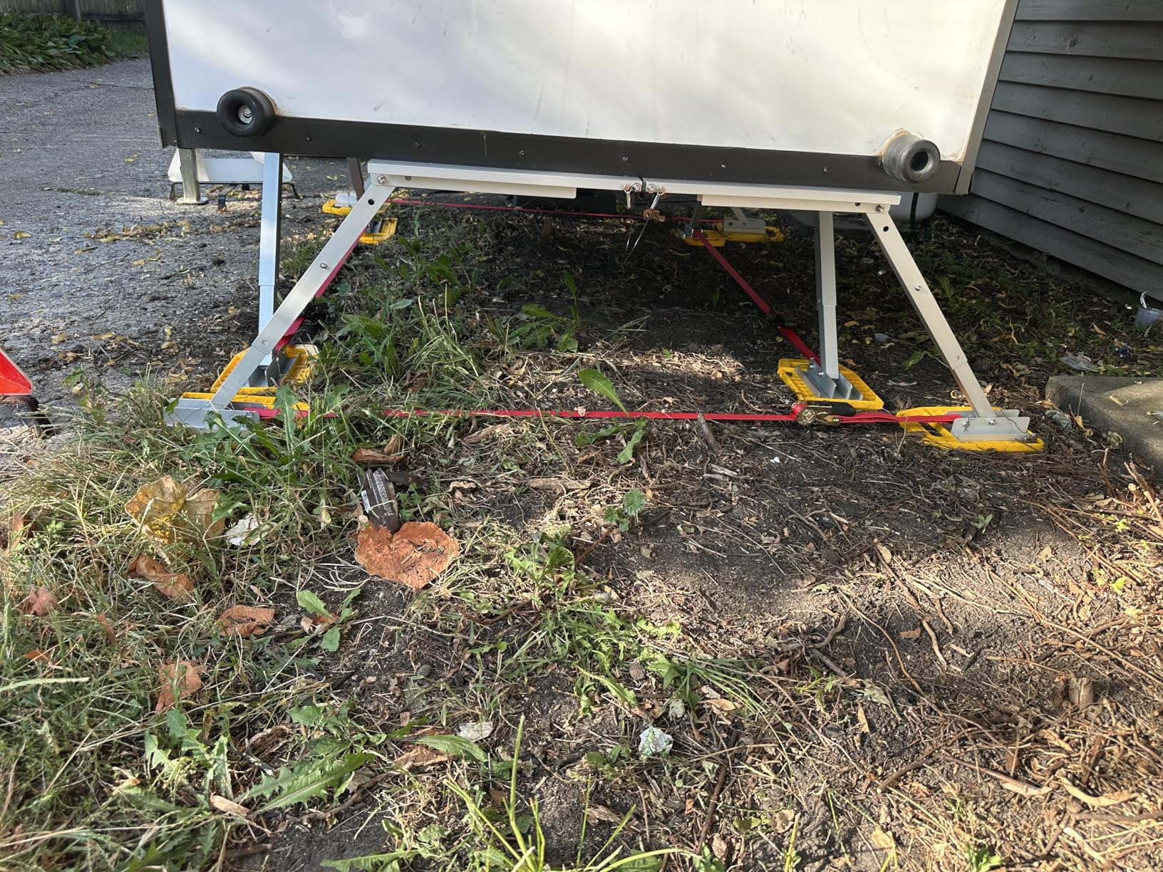 Camco RV Stabilizing Jack Pads - Features Interlocking Design & Includes Handy Strap for RV Storage and Organization - Molded of Strong UV Stabilized Polypropylene - 4-Pack (44595) customer photo 2
