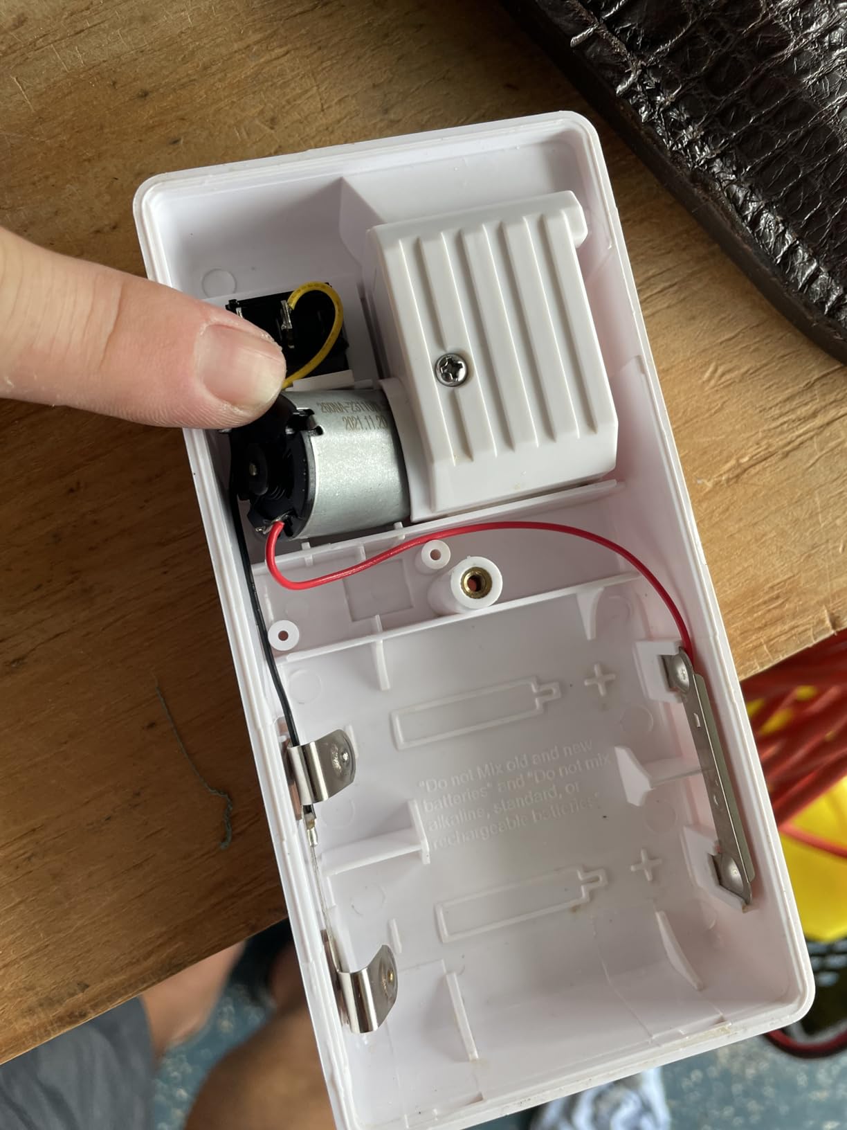 Marine Metal B-16 Hush Bubbles Live Bait Aerator, Quiet Water Resistant Air Pump, Portable & Battery Powered customer photo 1