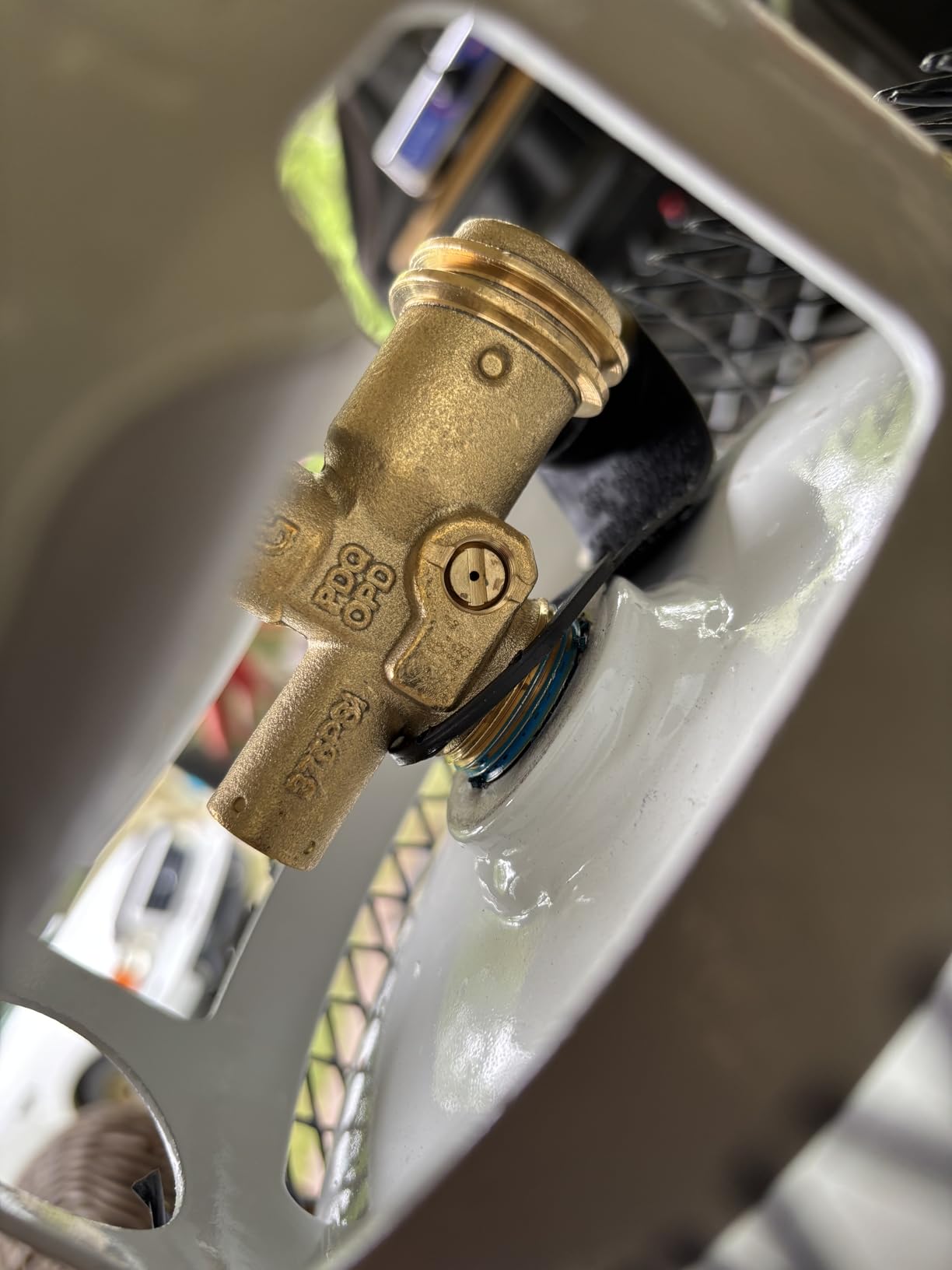 Flame King YSN401 Steel Propane Tank Cylinder With Overflow Protection Device Valve, 40 Lb, White customer photo 2