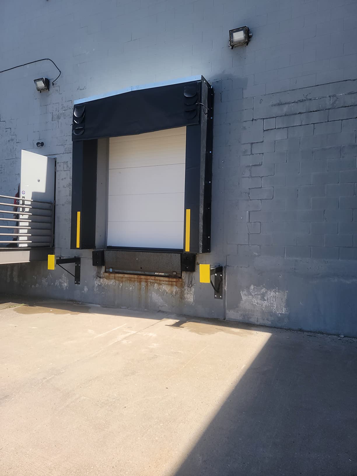 Vestil D-150/650-20 Vinyl-Coated Nylon Dock Seal/Shelter Combination 20 In. 8 Ft. x 10 Ft. Black customer photo 1