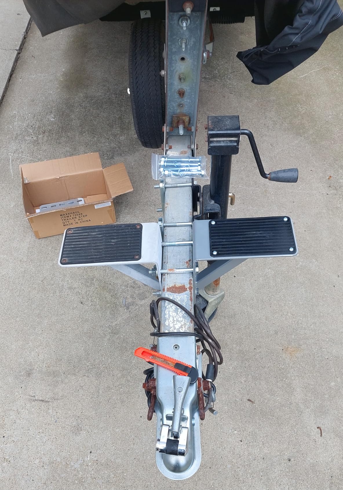 MaxxHaul 70089 Heavy Duty 300-lbs Capacity Steel Trailer Step for Boat and Utility Trailers With Anti-Slip Traction and Powder Coat Finish For 3 inch x 5 inch Frame customer photo 2