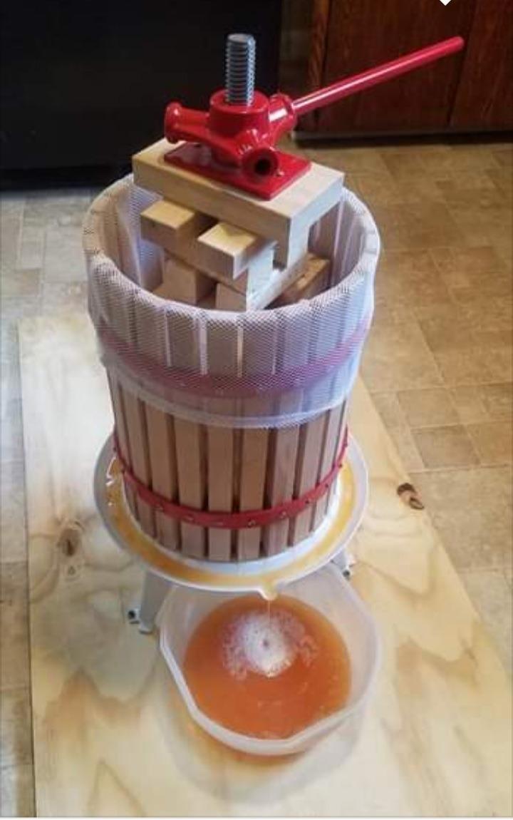 4.75 Gallon Solid Wood Basket Fruit, Cider and Wine Press Old Fashioned Cast Iron Large Size customer photo 1