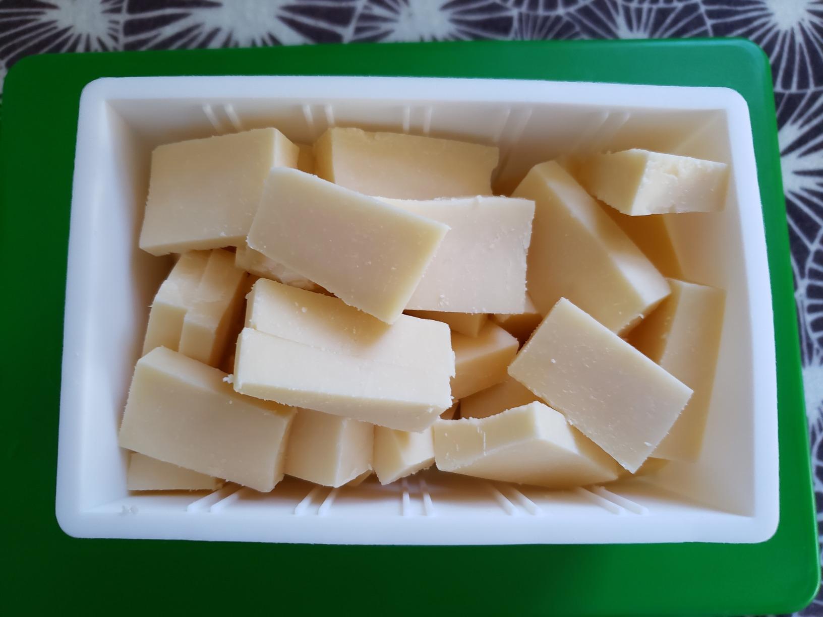 CapaBunga Cheese Vault with Divider - Reusable Artisan Cheese Storage Container for Fridge - Food Grade Silicone Cheese Container 6x4x3.5