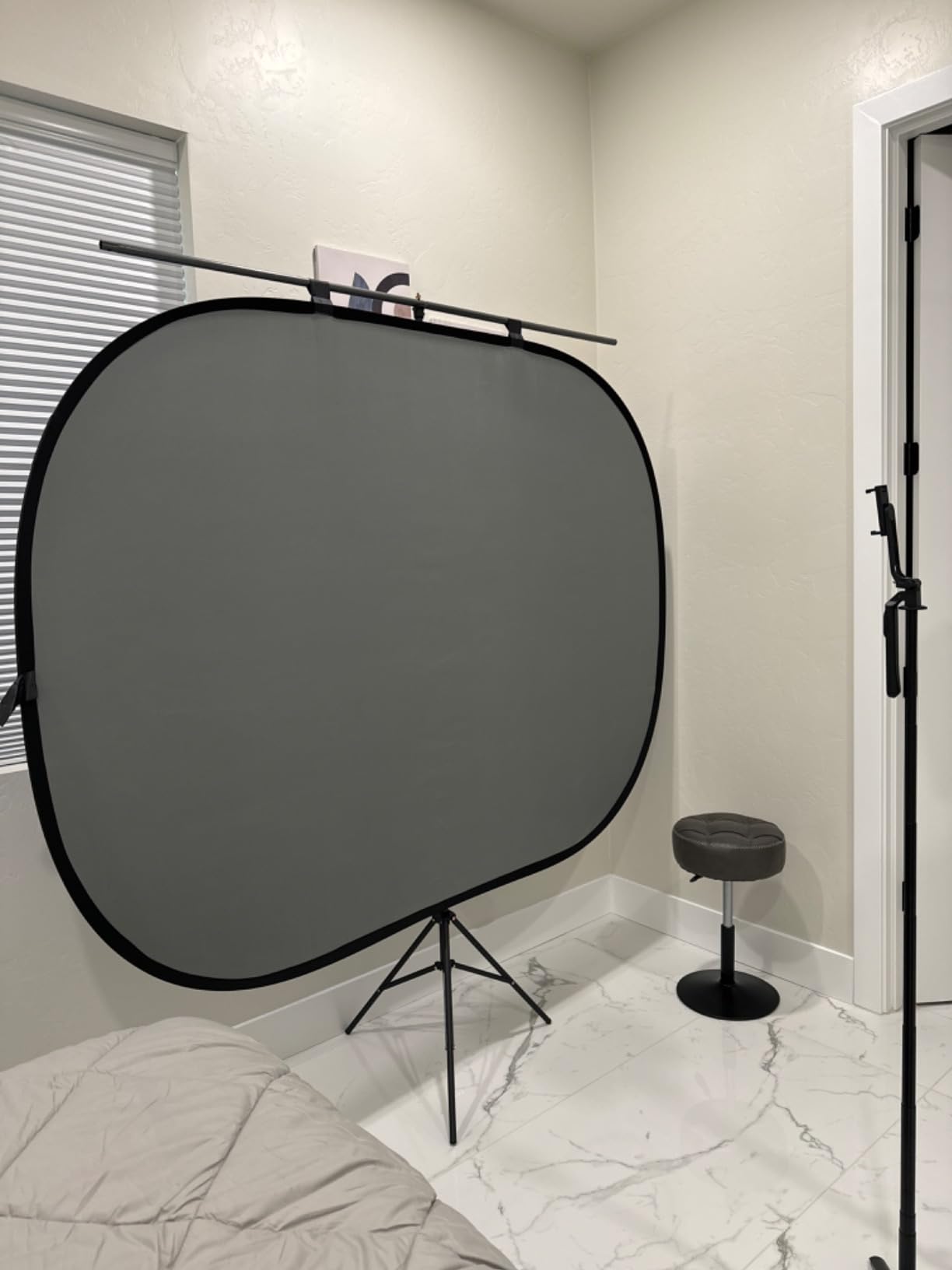NEEWER Chromakey Backdrops, Double Sided Black Screen and White Screen, 2 in 1 Collapsible and Reversible Background for Photography, Gaming and Live Streaming, 5'x6.6'/1.5m x 2m (Black/White) customer photo 2