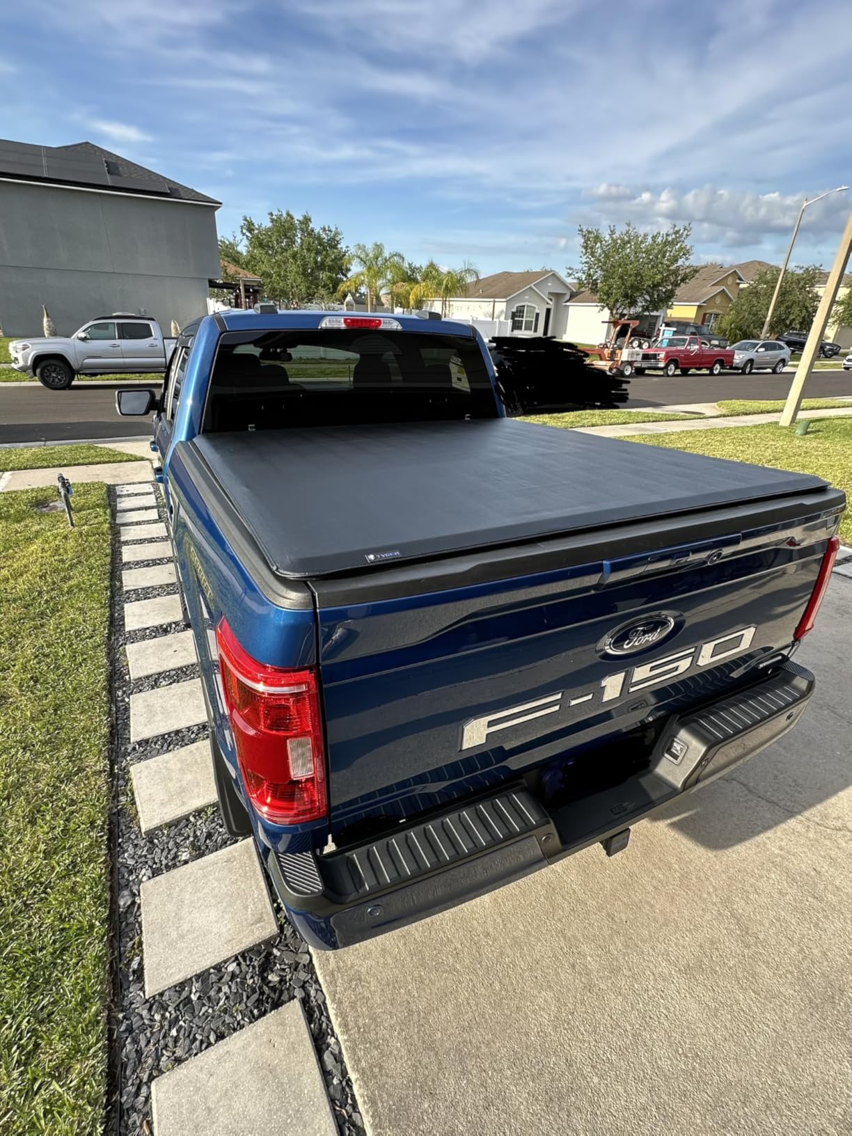 Tyger Auto T1 Soft Roll Up Truck Bed Tonneau Cover Compatible with 2015-2020 Ford F-150 | Styleside 5.5' Bed | TG-BC1F9029, Black customer photo 1