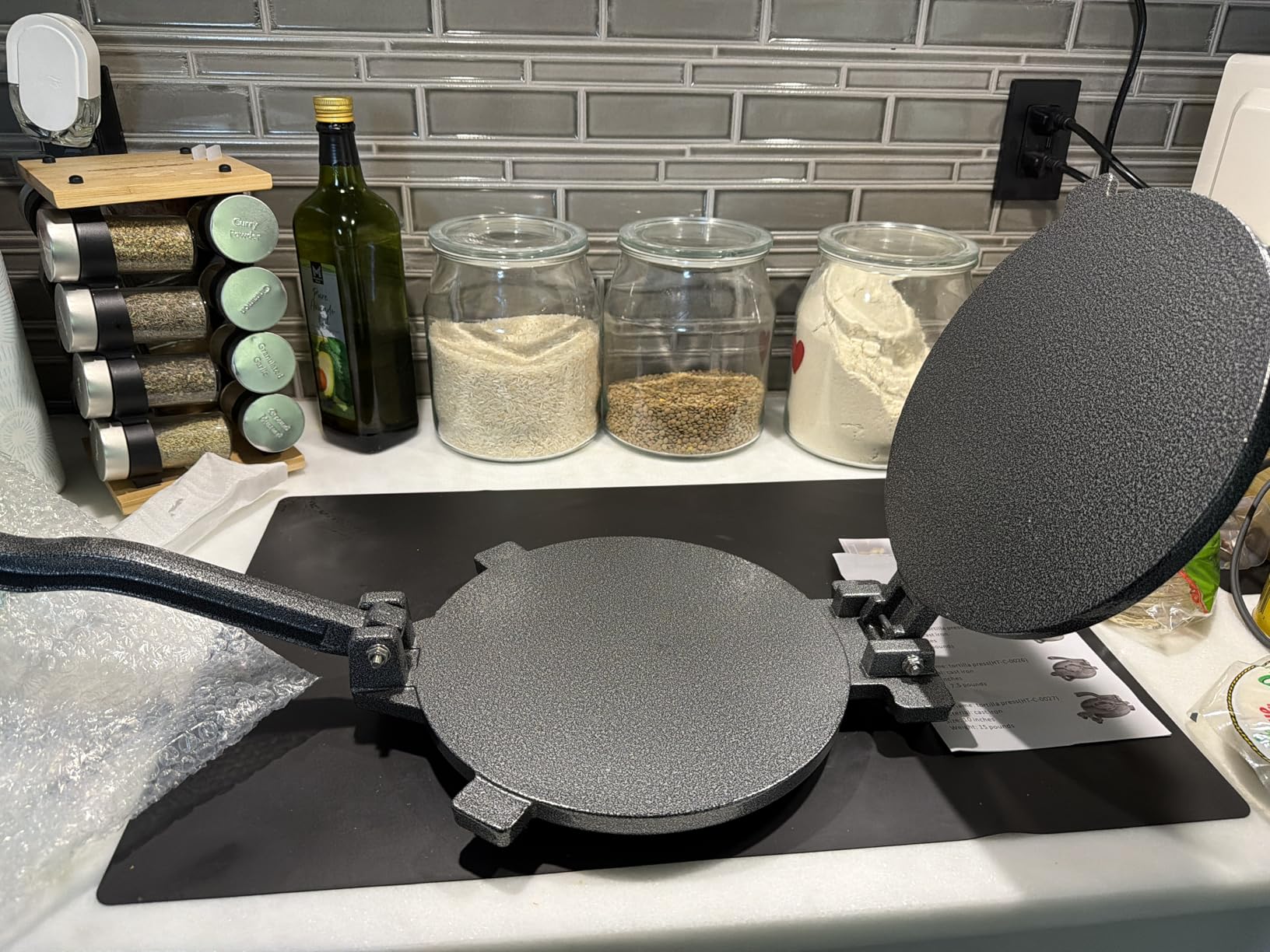ARC Tortilla Press 8 inch, Cast Iron Tortilla Maker Include 100 Pcs Parchment Paper, Heavy Duty Tortillera Pataconera, Flour Tortilla Press, Roti Maker, Taco Maker, Taco Press, Black Gray customer photo 2
