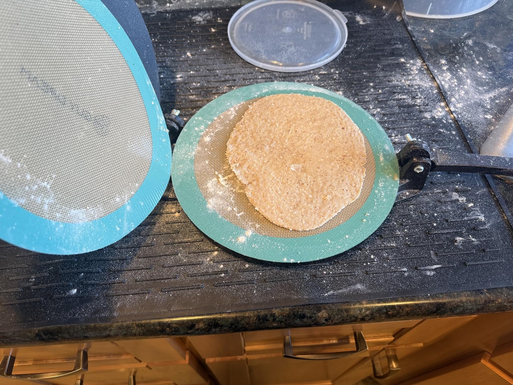 10 Inch Cast Iron Tortilla Press by StarBlue with FREE 100 Pieces Oil Paper and Digital Recipes E-book - Tool to make Indian style Chapati, Flour Tortilla, Roti customer photo 1