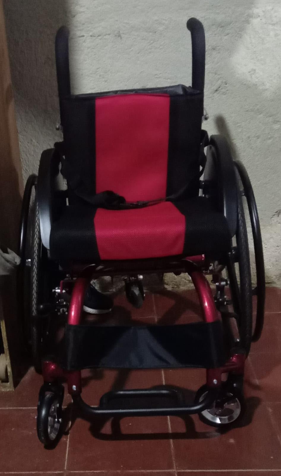 Lightweight Aluminum Alloy Wheelchair with Handbrakes and Quick Release Rear Wheels Shock Absorber Folding Trolley Disabled Elderly Driving customer photo 2