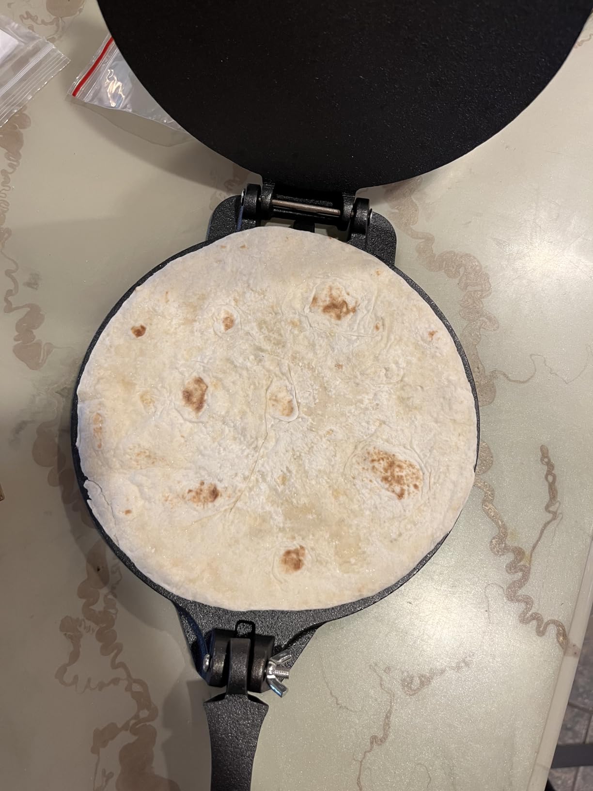 Uno Casa Cast Iron Tortilla Press 10 Inch - Tortilla Maker Press, Pre-Seasoned Roti Maker with 100 Pcs Parchment Paper - Heavy Duty Quesadilla Maker for Homemade Flatbreads, Rotis, Empanadas customer photo 2