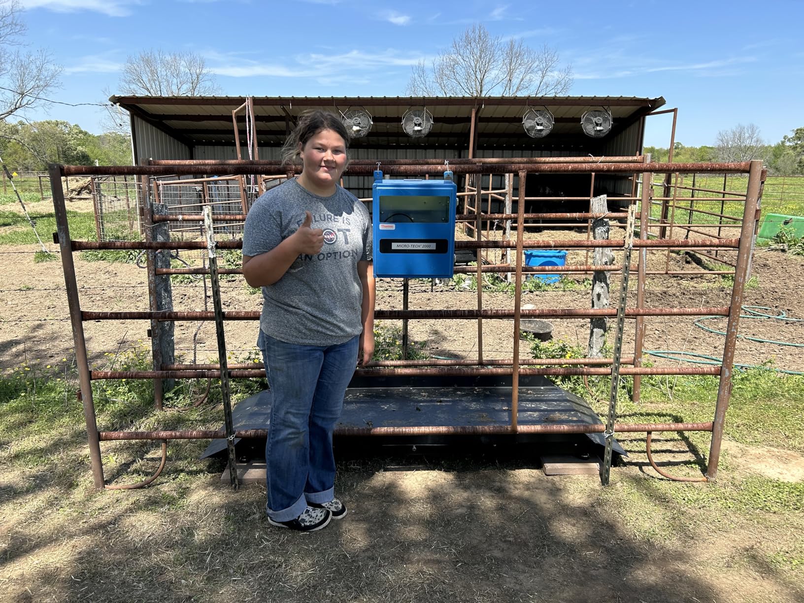 Large Farm Animal Scale/Digital Livestock Weighing Equipment, Capacity 4000 x 1 lb for Cattle, Horse, Goat, Cow, Alpaca, etc. (84x30) customer photo 1
