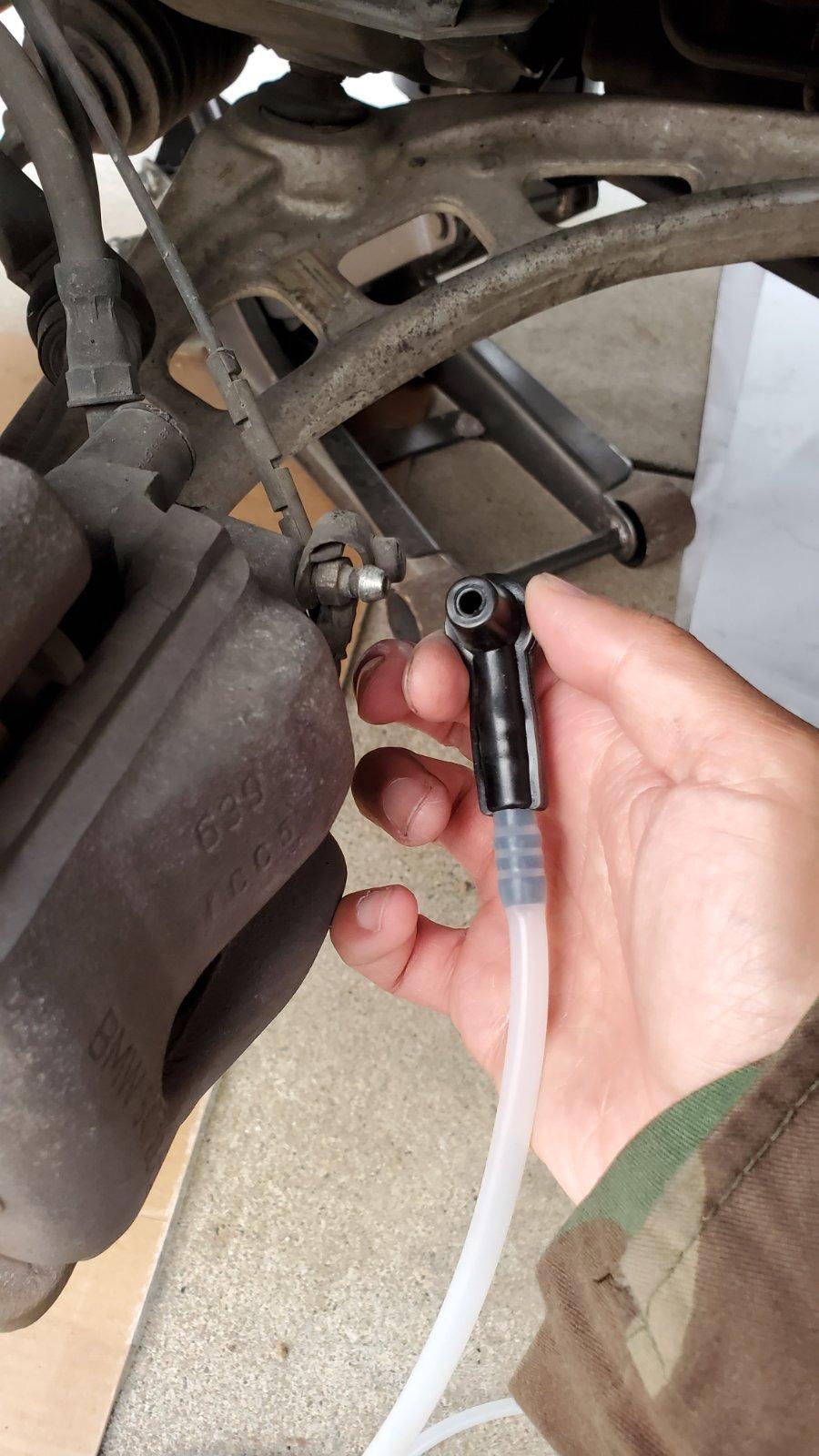 FOUR UNCLES Brake Bleeder Vacuum Pump Kit - Pneumatic Brake Fluid Extractor with 1L Refilling Bottle customer photo 2