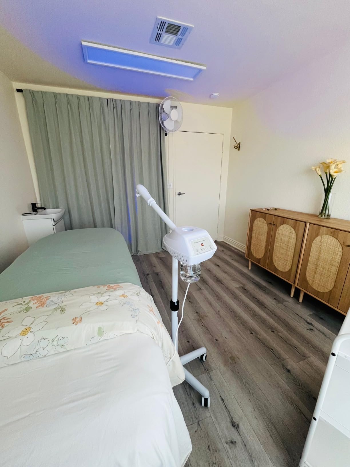 SKINACT Sage Electric Spa Treatment Table Massage, Facial Bed (White) customer photo 1