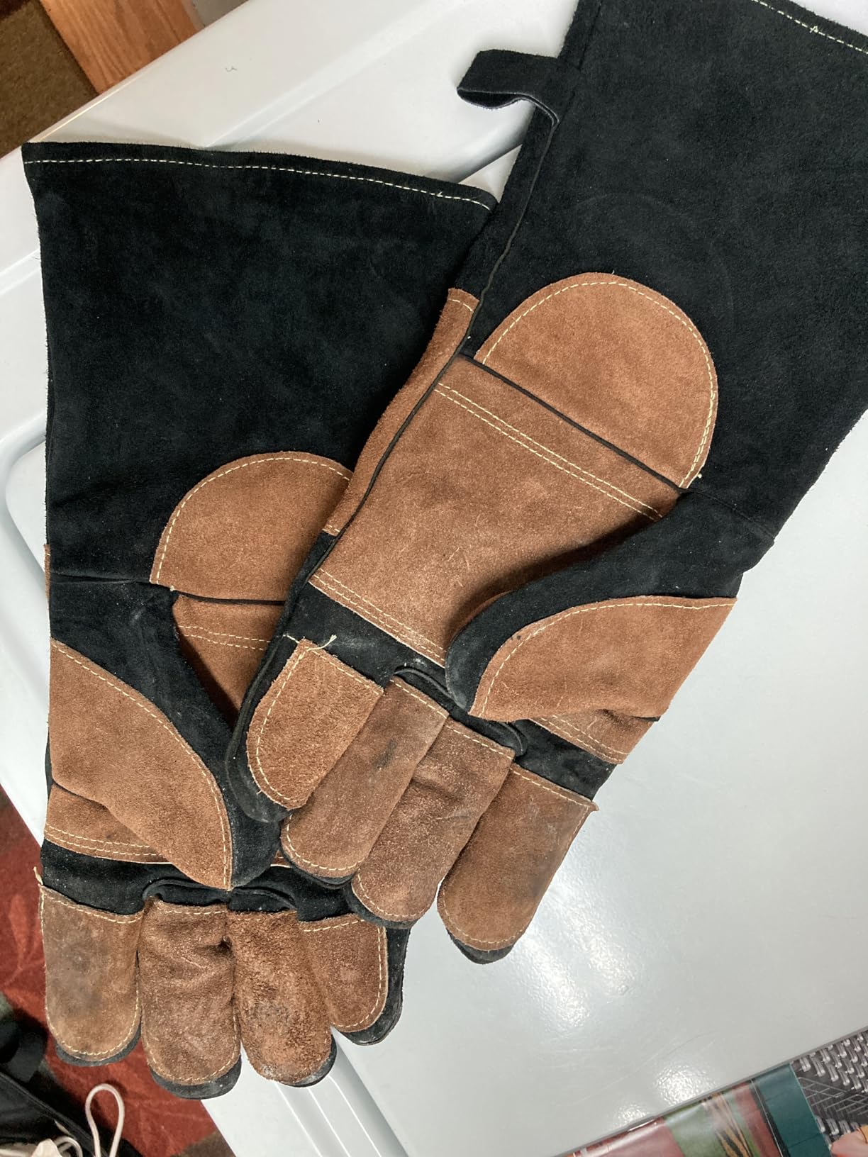 TOPDC Welding Gloves 16 Inches 932℉ Fire/Heat Resistant Leather Welding Gloves For Mig, Tig, Stick, Forge, BBQ, Grill, Fireplace, Wood Stove, Furnace, Oven, Animal Handling customer photo 1