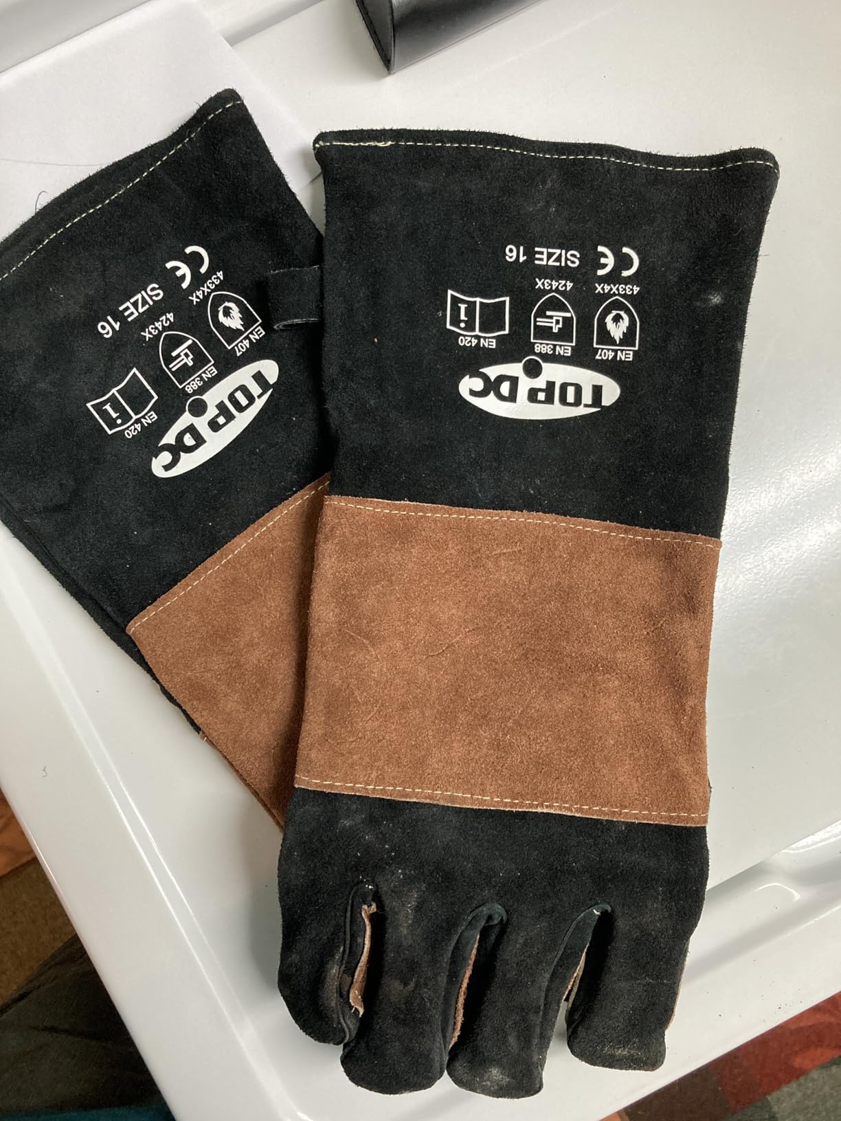 TOPDC Welding Gloves 16 Inches 932℉ Fire/Heat Resistant Leather Welding Gloves For Mig, Tig, Stick, Forge, BBQ, Grill, Fireplace, Wood Stove, Furnace, Oven, Animal Handling customer photo 2