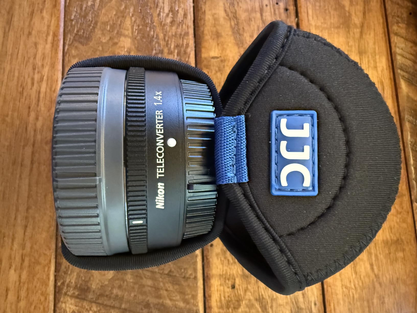 JJC Water Resistant Neoprene Camera Lens Pouch Case, Fold-Over Lens Bag for Mirrorless Lenses Up to 2.4 x 1.6 (D X H) for Canon EF-M 22mm f/2, Sony E PZ 16-50mm f/3.5-5.6, Fujifilm XF27 f/2.8 etc. customer photo 2