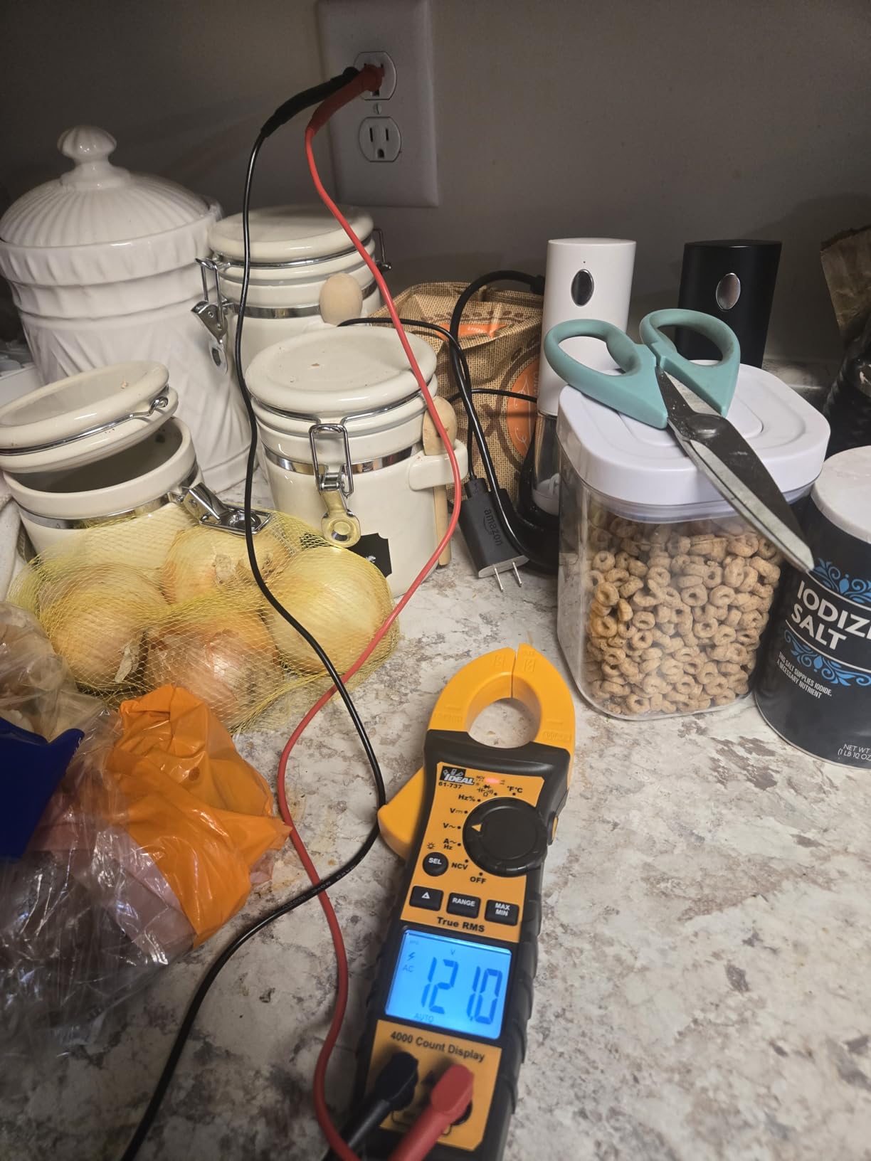 IDEAL INDUSTRIES INC. 61-737 Digital AC Clamp Multi Meter 400 Amp 600-Volt, Red Electrical Clamp Meter, CAT III 600V | 0-400A AC, 0-600V AC/DC, TRMS, NCV, Diode Testing, Backlit Display, Probe Holder customer photo 2
