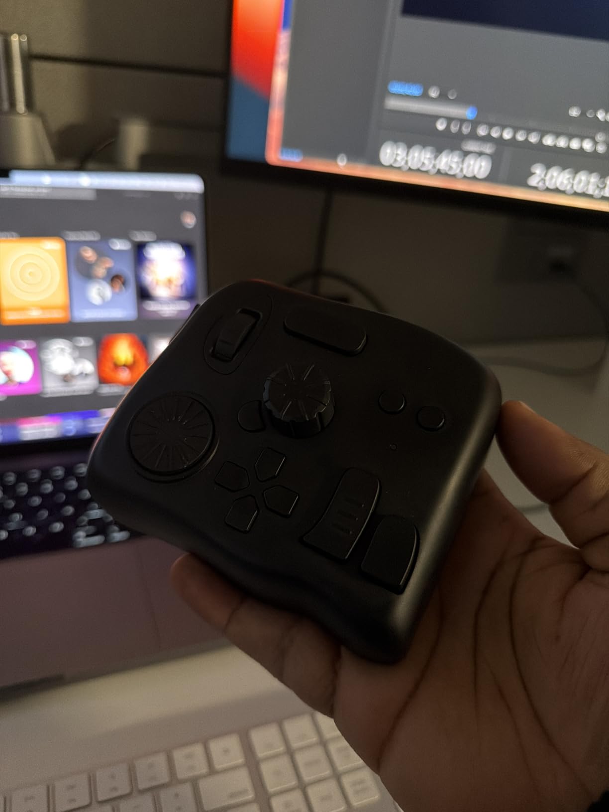 TOUR BOX Elite - Bluetooth Video Editing Controller Color Grading Speed Editor customer photo 1
