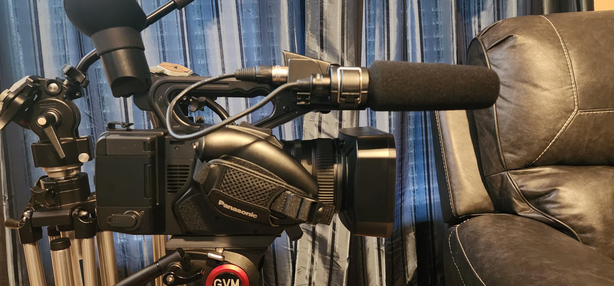 Panasonic HC-X20 Professional Quality 4K 60p, 1.0-inch Sensor, 24.5mm Wide-Angle Lens and Optical 20x Zoom, Great for News, Interviews, and Events customer photo 2