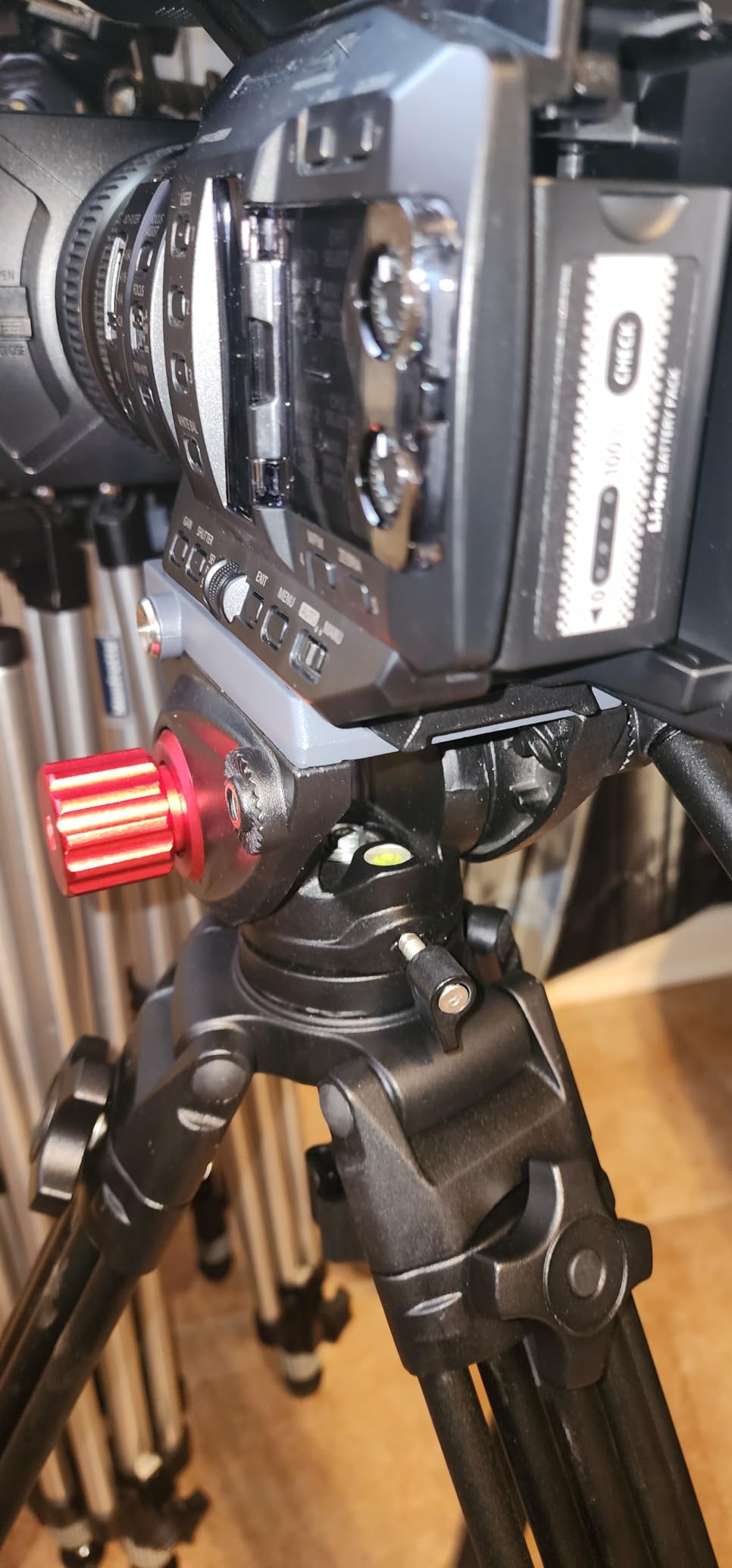 Panasonic HC-X20 Professional Quality 4K 60p, 1.0-inch Sensor, 24.5mm Wide-Angle Lens and Optical 20x Zoom, Great for News, Interviews, and Events customer photo 3