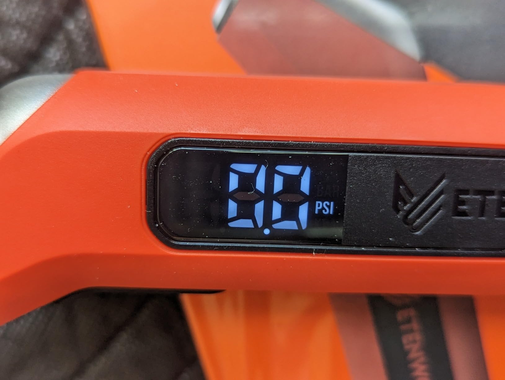 ETENWOLF T300 Digital Tire Pressure Gauge 3-200 PSI, Industrial Tire Gauge Calibrated to ANSI B40.7 Grade 2A(Plus-Minus 0.5%), Replaceable AAA Batteries (Vivid Orange) customer photo 2