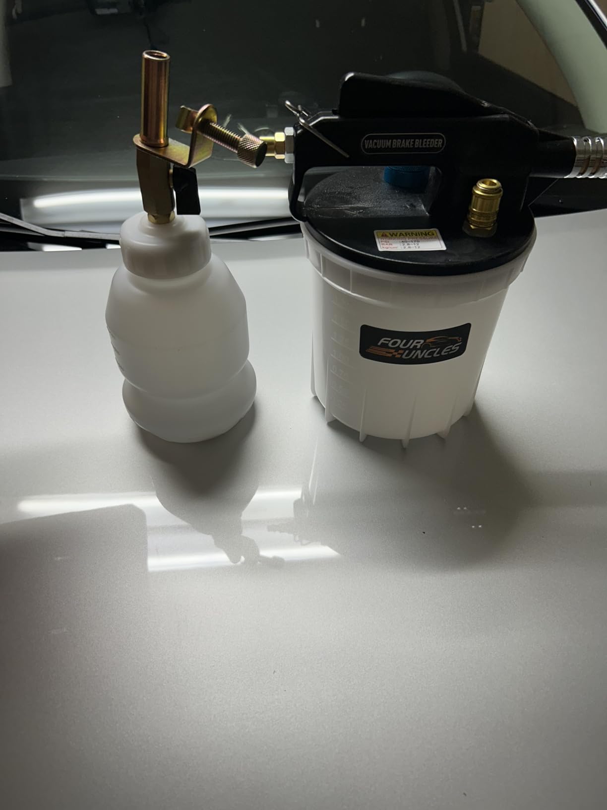 FOUR UNCLES Brake Bleeder Vacuum Pump Kit - Pneumatic Brake Fluid Extractor with 1L Refilling Bottle customer photo 2