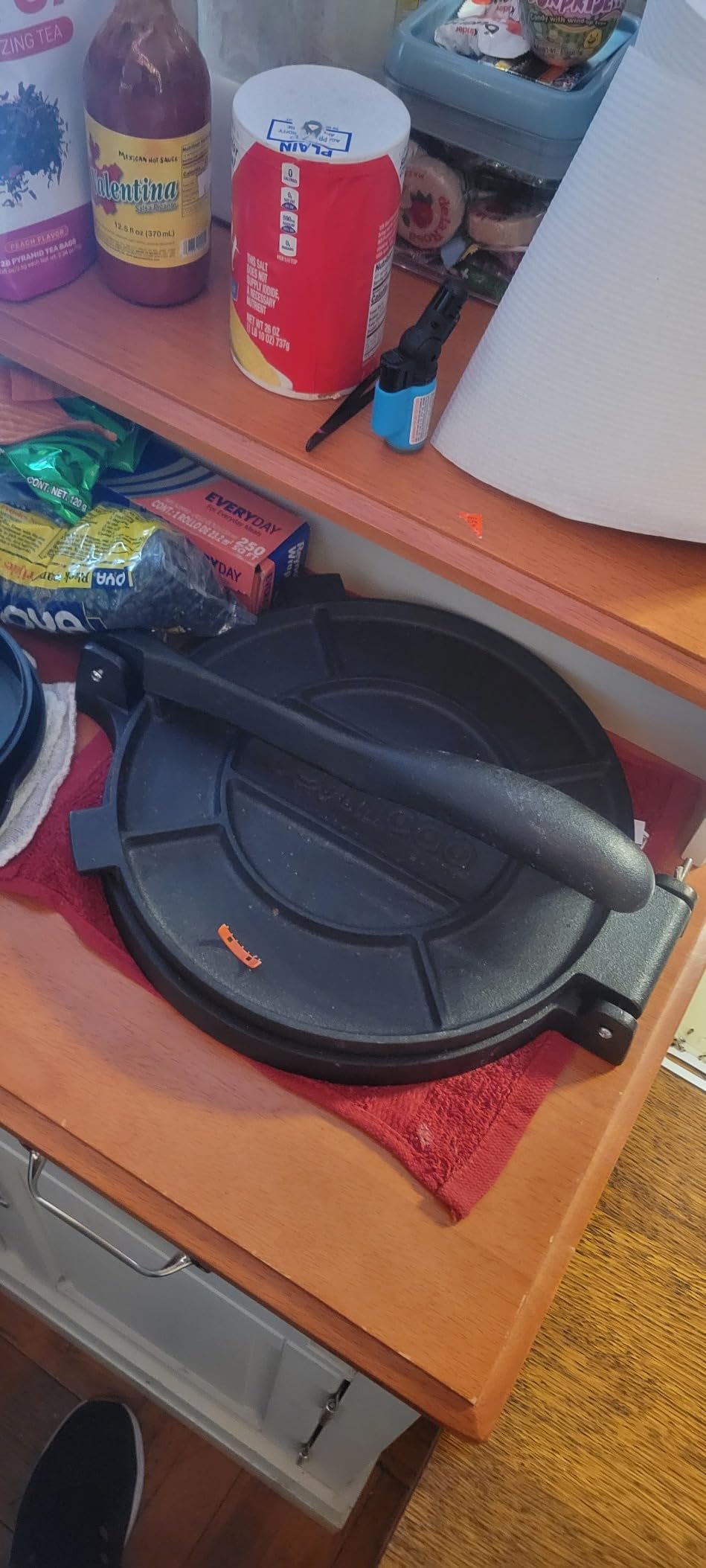 Cast Iron Tortilla Press 12 inch, Heavy Duty Tortilla Pataconera, Flour Tortilla Press with Foldable Handle, Taco press with Some Parchment Paper, Roti Maker, Black customer photo 2