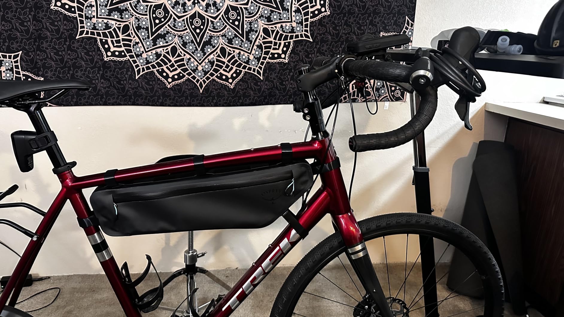 Osprey Escapist Biking Frame Bag for Men and Women, Black, Small customer photo 1