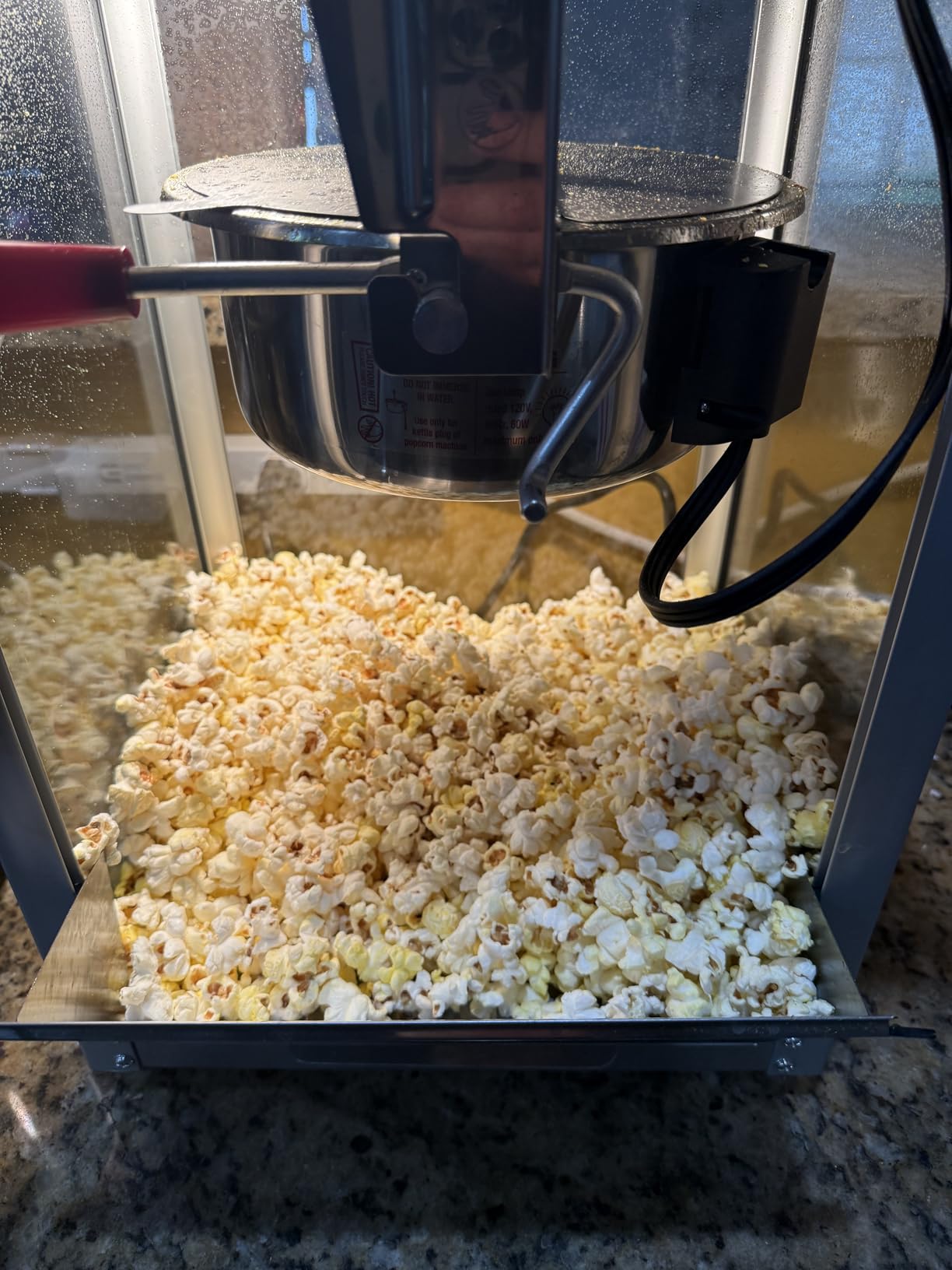 VEVOR Popcorn Maker, 1615W Popcorn Popper Machine, 16 Oz Kettle Large Capacity Countertop Popcorn Maker with Tempered Glass, Includes 3 Stainless Steel Scoops, Movie Theater Style, Red customer photo 2