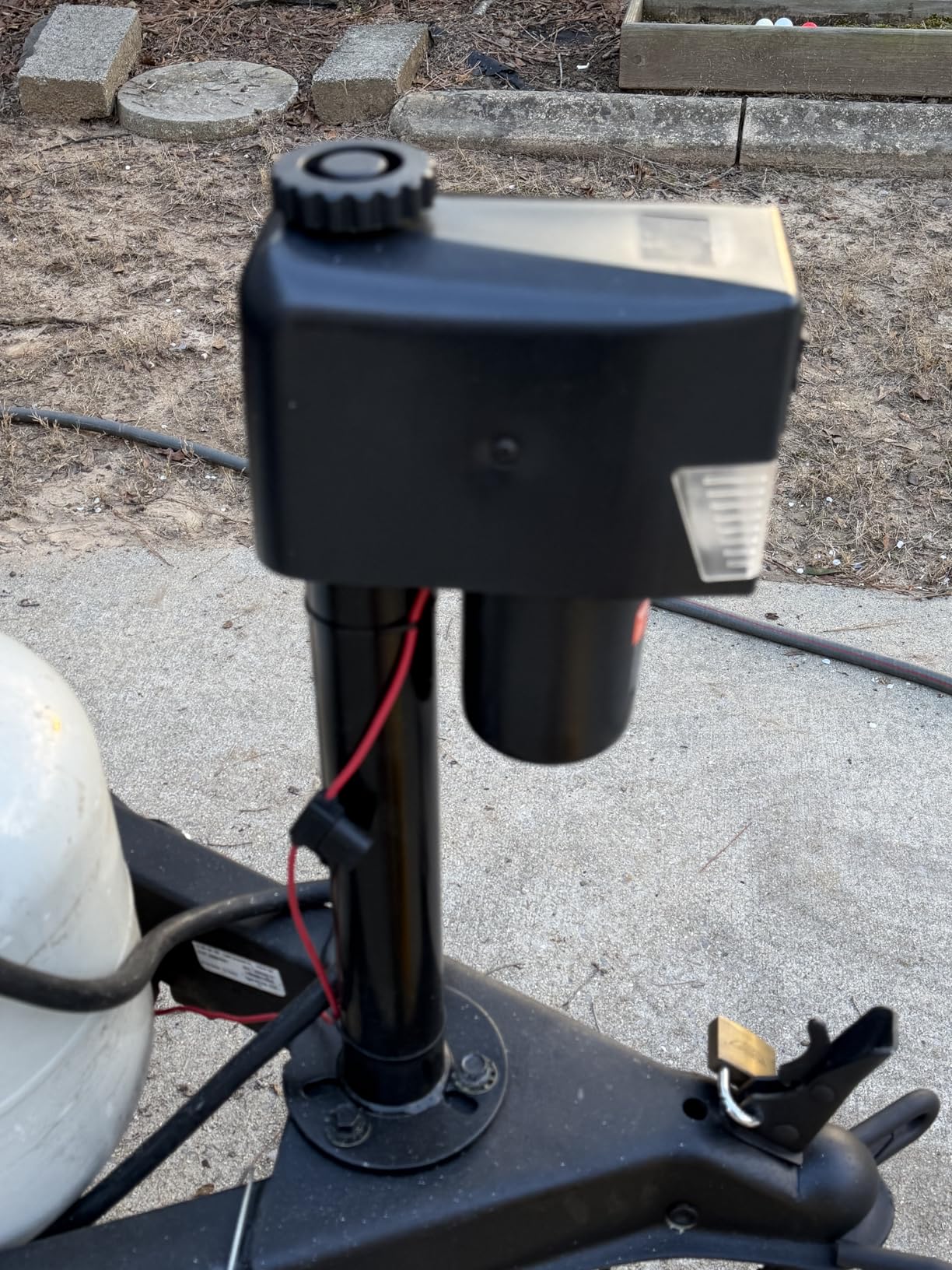 VEVOR Electric Trailer Jack, 5000 lbs, Heavy Duty RV Electric Power Tongue Jack with 2 Way Connector, Manual Crank Handle & Weatherproof Jack Cover, 10