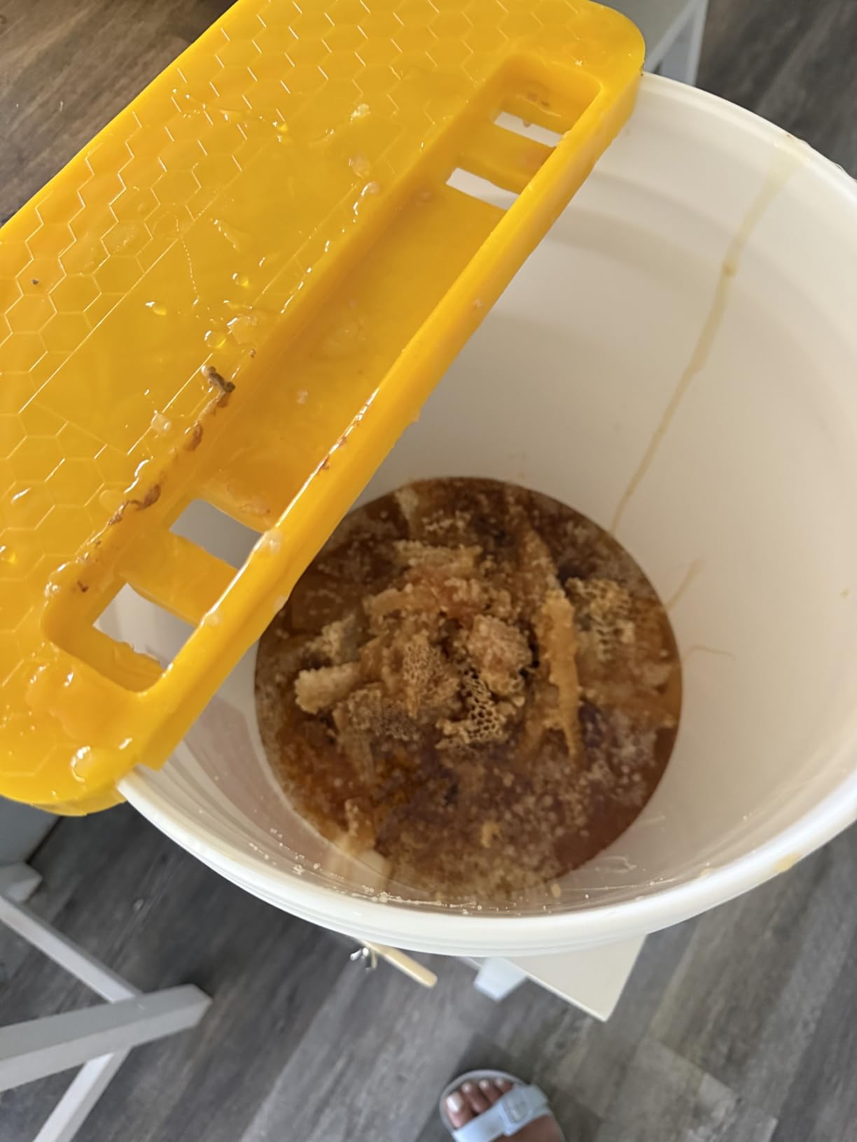 witbee 5 Gallon Honey Bucket with Honey Gate Valve Kit - Plastic Double Layer Strainer, Uncapping Knife, Honey Uncapping Tank Holder, Beekeeping Equipment customer photo 1