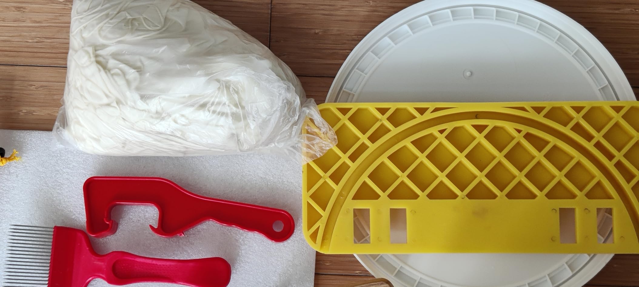 10 PCS Honey Harvesting Beekeeping Tool Kit, 5 Gallon Bucket with Gate, 50 Pairs Gloves, Honey Extractor Kit Uncapping Knife Tank Holder Strainer Fork Gripper customer photo 1