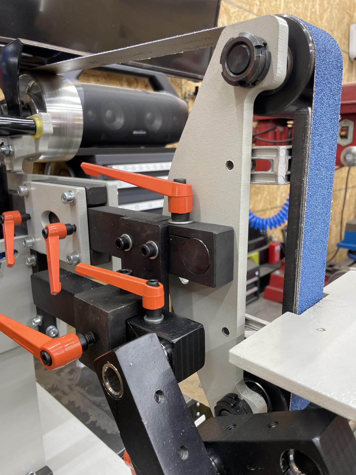 JLD 2 x 72-82 Belt Grinder Sander, equipped with 2.2KW VFD, three sets of grinding heads, and 3 zirconia corundum sand belts (60 100 180) compatible with 2 x 72 sand belts customer photo 1