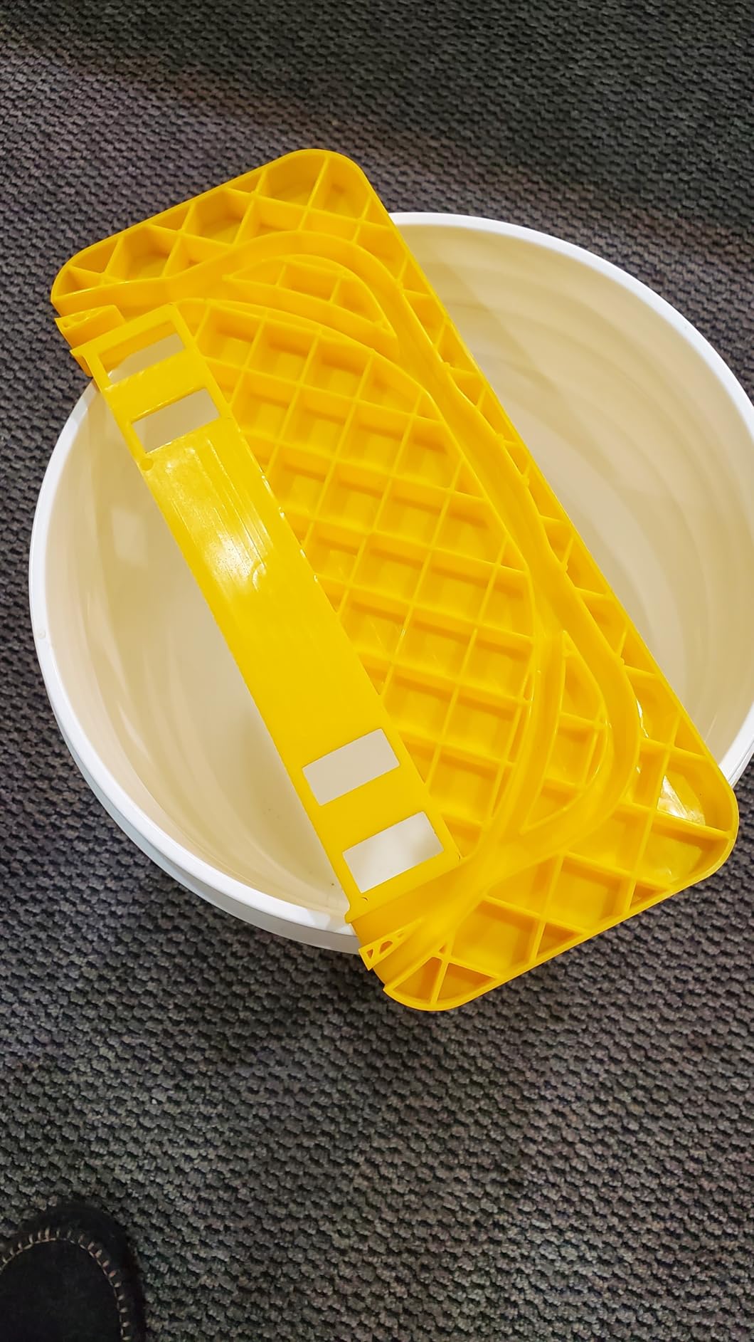 Duesu Honey Uncapping Tank Holder for 5 Gallon Round and Square Buckets, Honey Harvesting Equipment, Easy Clean Honey Uncapping Tank Bucket Scraper for Beekeeping Hive Frames Cleaning customer photo 1