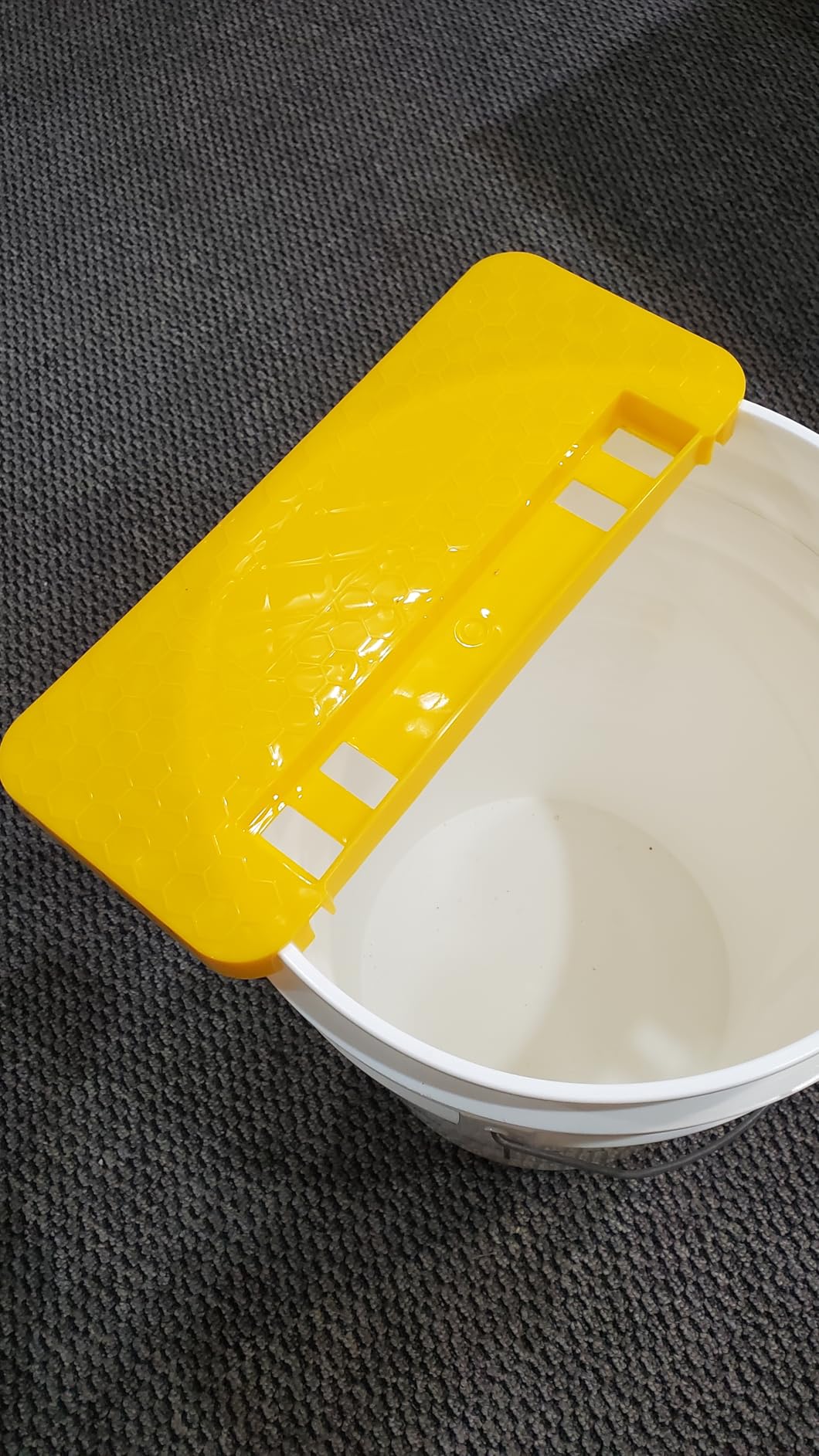 Duesu Honey Uncapping Tank Holder for 5 Gallon Round and Square Buckets, Honey Harvesting Equipment, Easy Clean Honey Uncapping Tank Bucket Scraper for Beekeeping Hive Frames Cleaning customer photo 2
