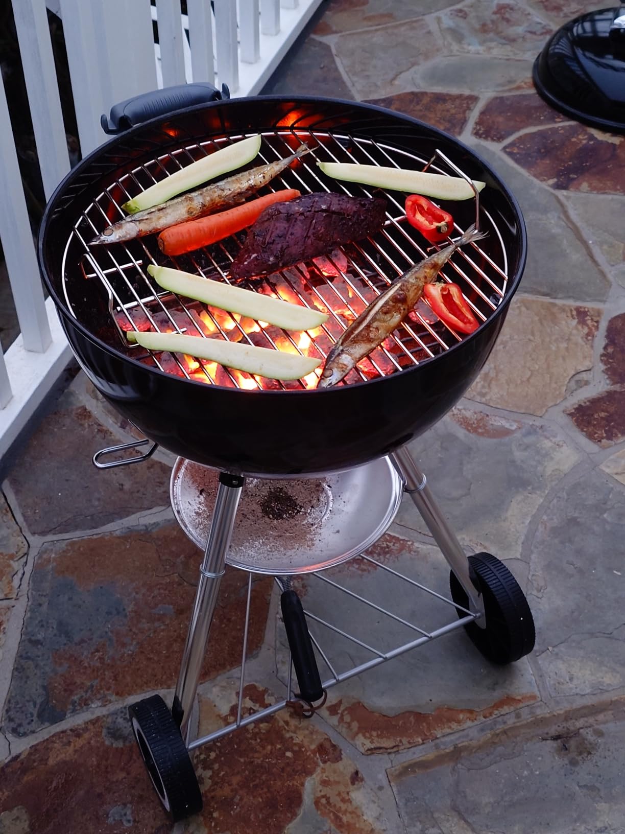 Weber Original Kettle Charcoal Grill, 18-Inch, Black - Classic Outdoor BBQ Grill with One-Touch Cleaning System & Precise Temperature Control Dampers customer photo 2