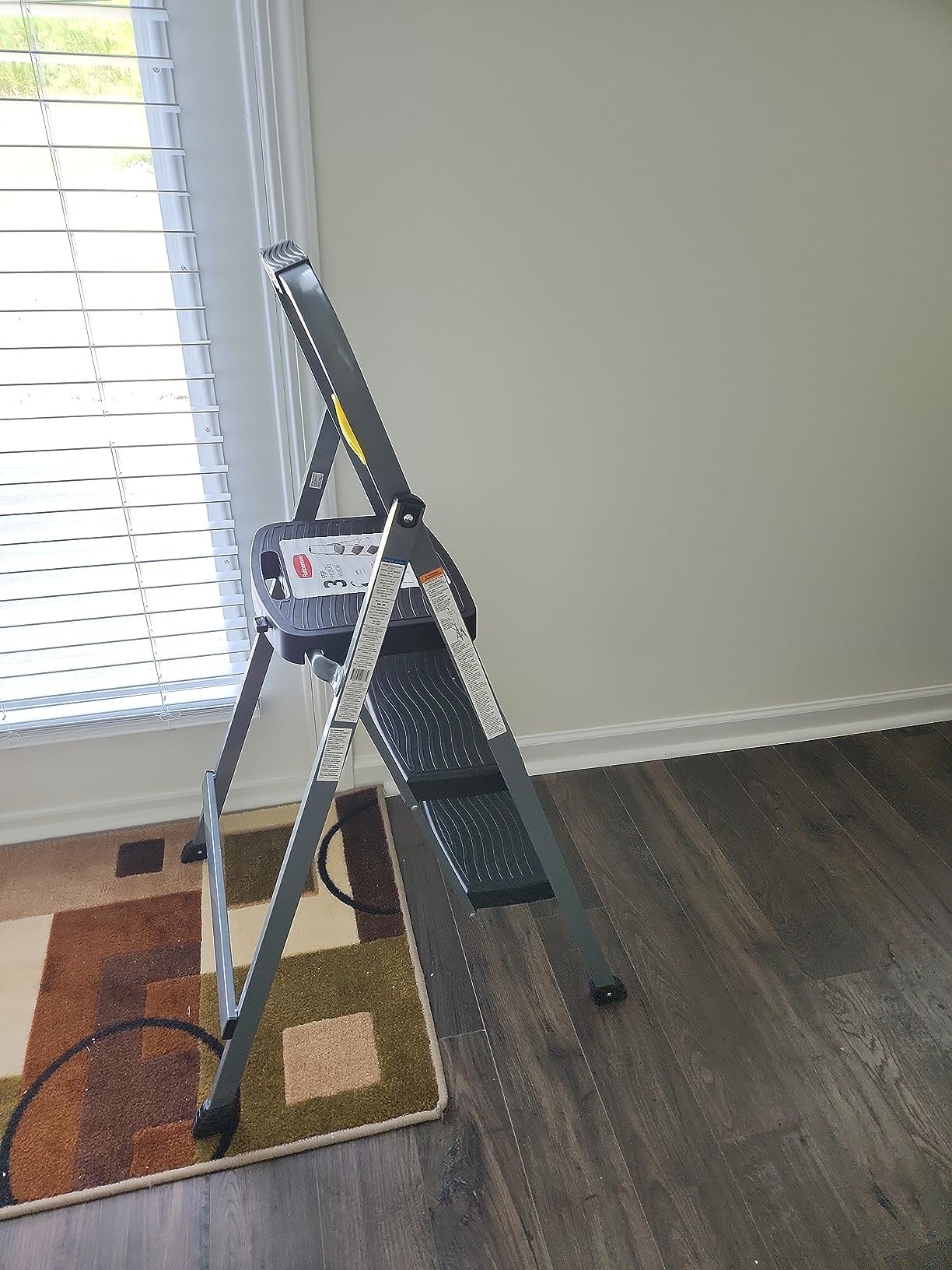 Rubbermaid 3-Step Steel Ladder, Folding Step Stool with Hand Grip and Non-Slip Feet, Silver, Tested to ANSI US Safety Standards, No Assembly Required customer photo 2