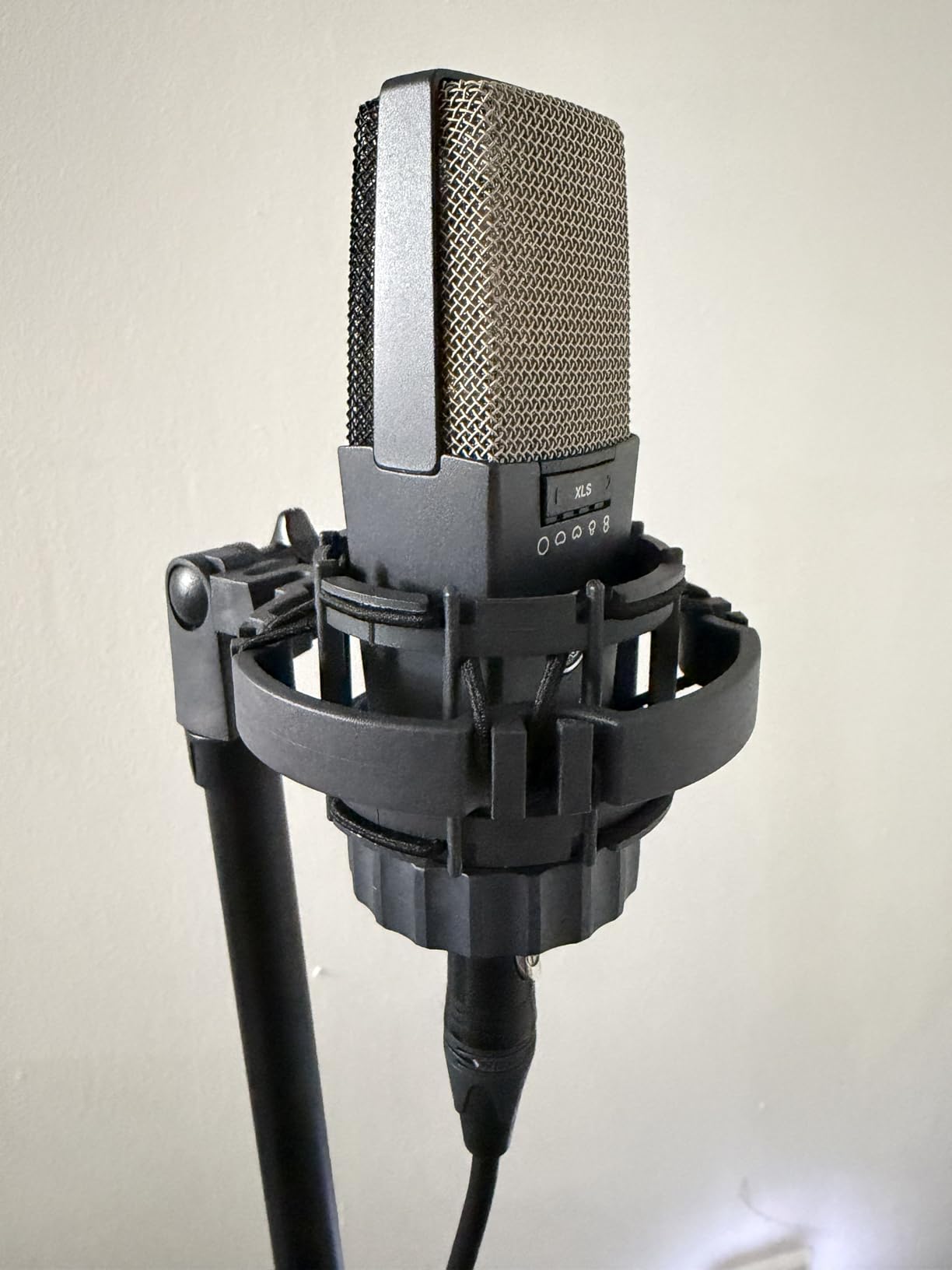 AKG Pro Audio C214 Studio Grade Professional Large Diaphragm Vocal and Instrument Condenser Microphone with Rugged Aluminum Carrying Case customer photo 2